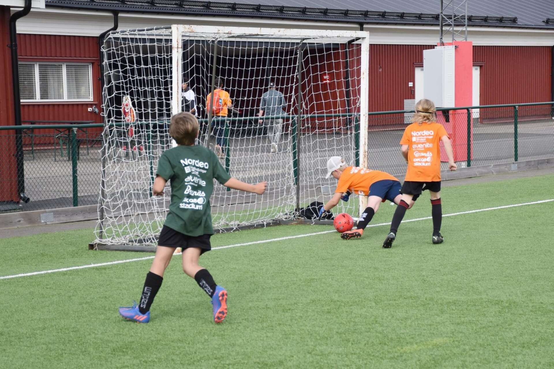 Årskurs 3: Stockfallet 3B (grön) mot Vålberg 3AB (orange).