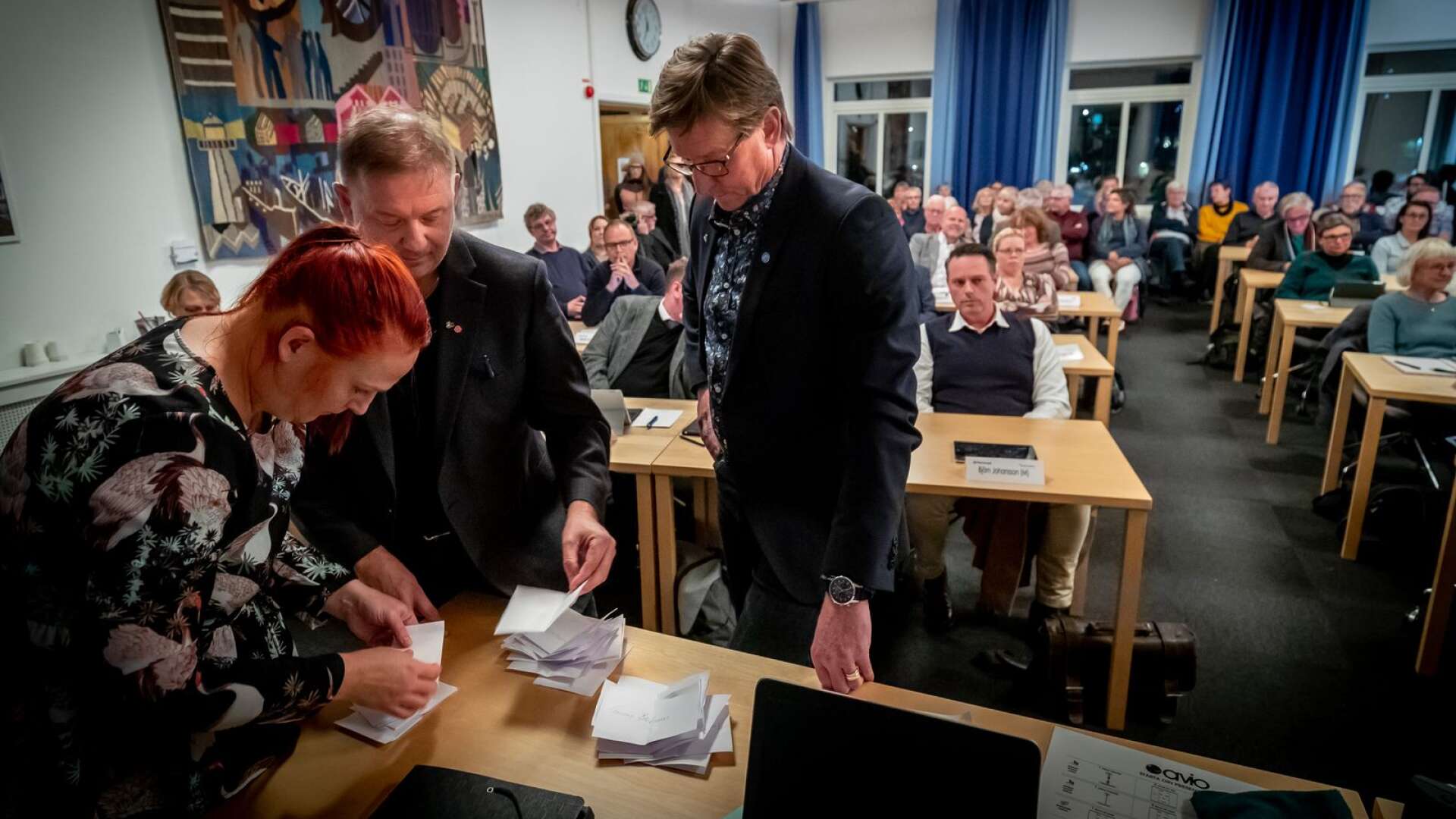 Det blev en voteringens kväll i Hammarös fullmäktige. Det första efter höstens val. Här kontrollerar gruppledarna Per Aspengren (S) och Bosse Henriksson (M) rösterna, då de utsetts till justerare.