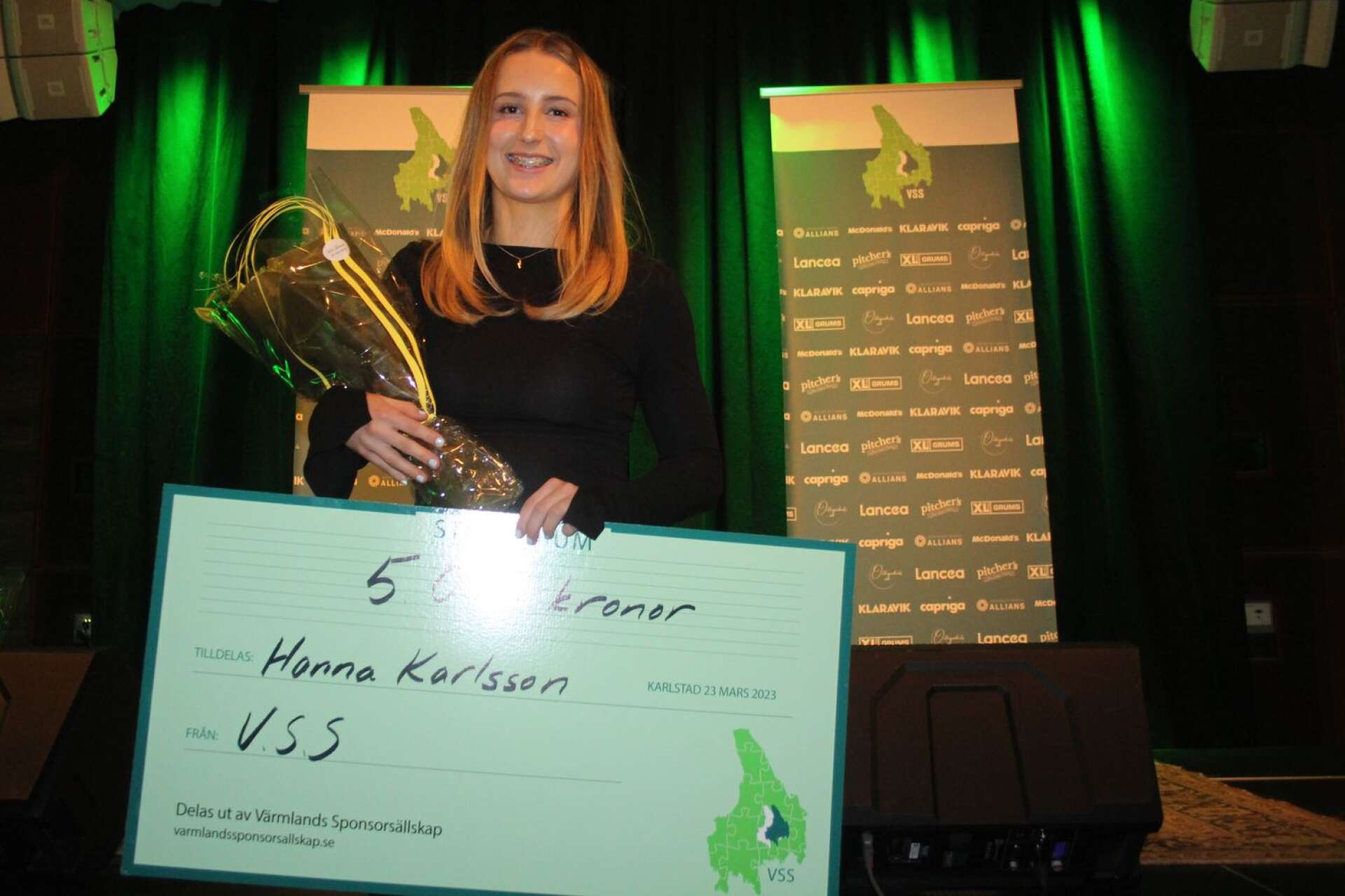 Friidrottaren Hanna Karlsson fick ta emot ett stipendium på 5 000 kr.