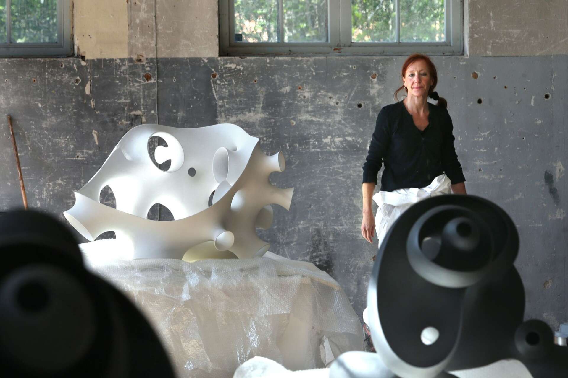 Eva Hild ställer ut stora skulpturer i keramik. Det är Sliperiet-premiär för henne i sommar.