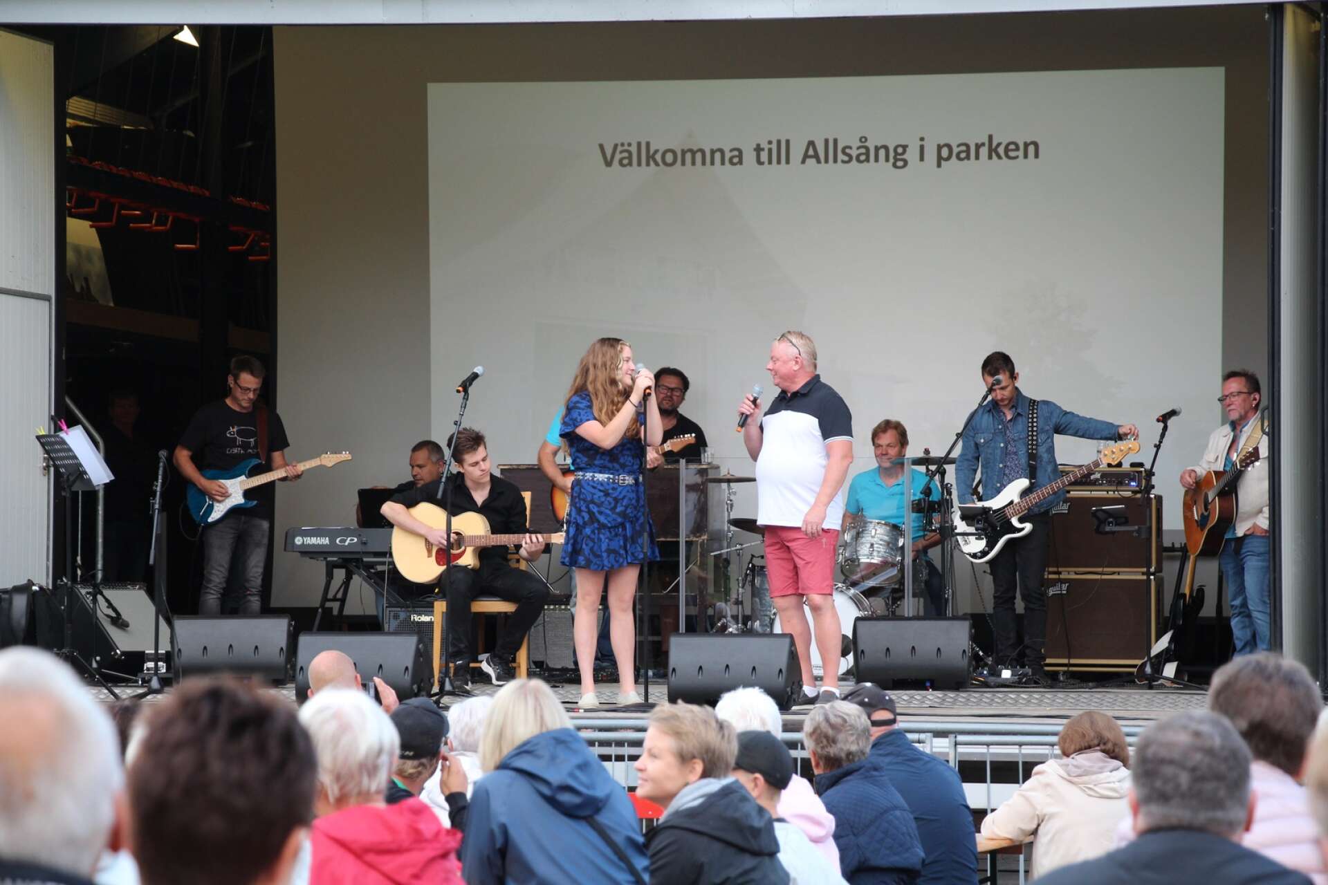 Linn Mustajärvi och Torbjörn Forssell gav sig på ”Pretty woman”, med god hjälp av publiken och bandet Styrelsen.