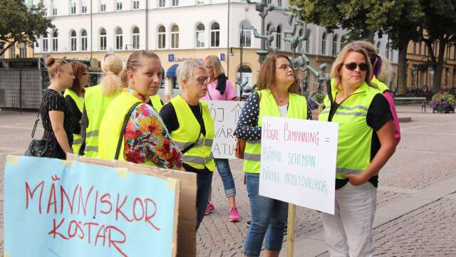 Ett 20-tal undersköterskor samlades för att protestera mot sin arbetssituation.
