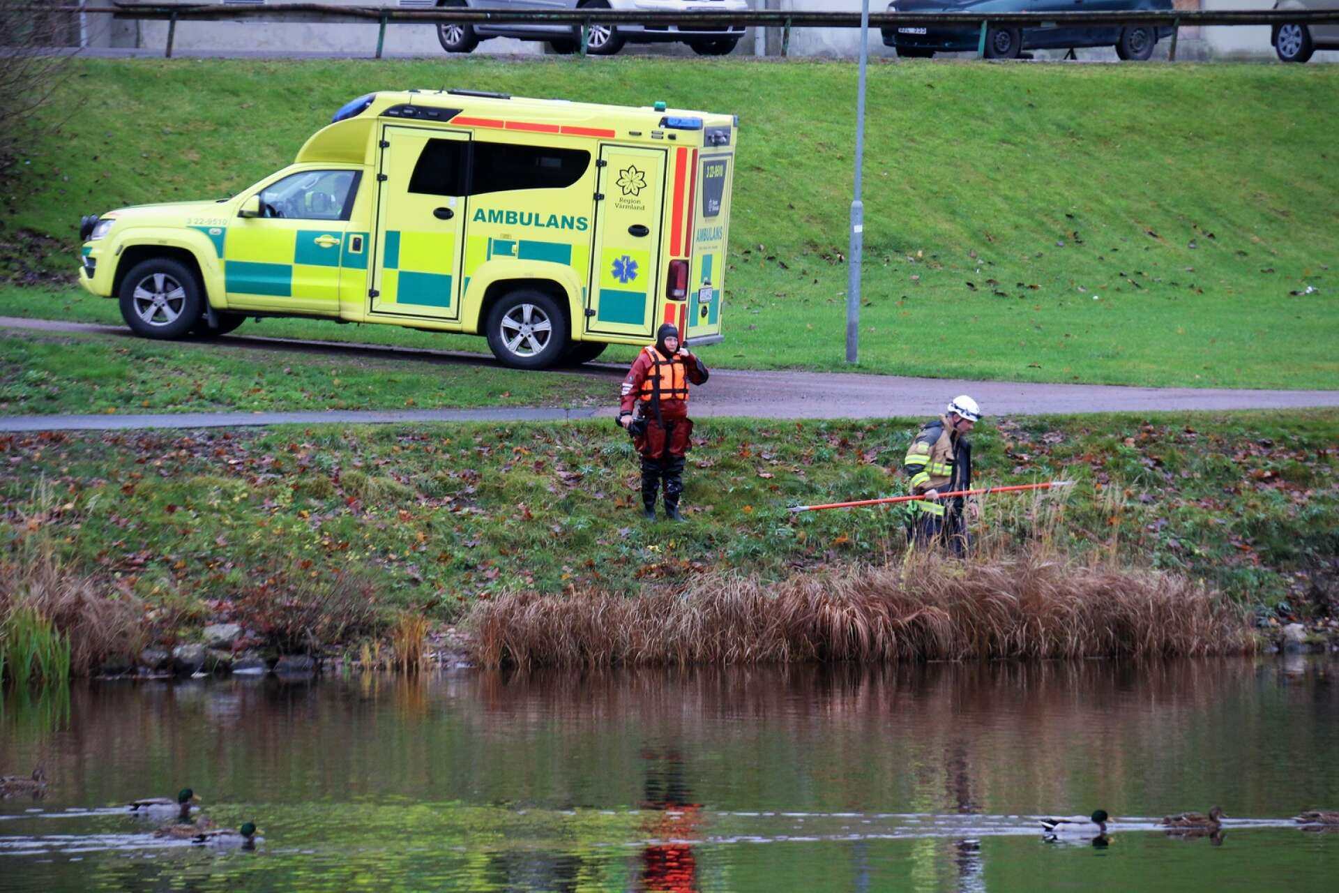 Räddningstjänst- och ambulanspersonal sökte i vattnet.