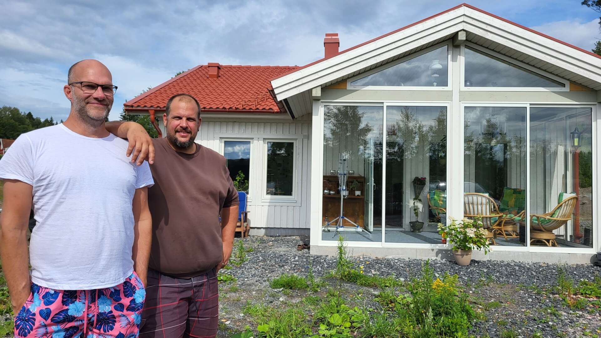 Johan och Peter Gullbrand har byggt hus på Piludden utanför Filipstad. Nu är huset färdigt och de har äntligen flyttat in i sitt drömhus. 