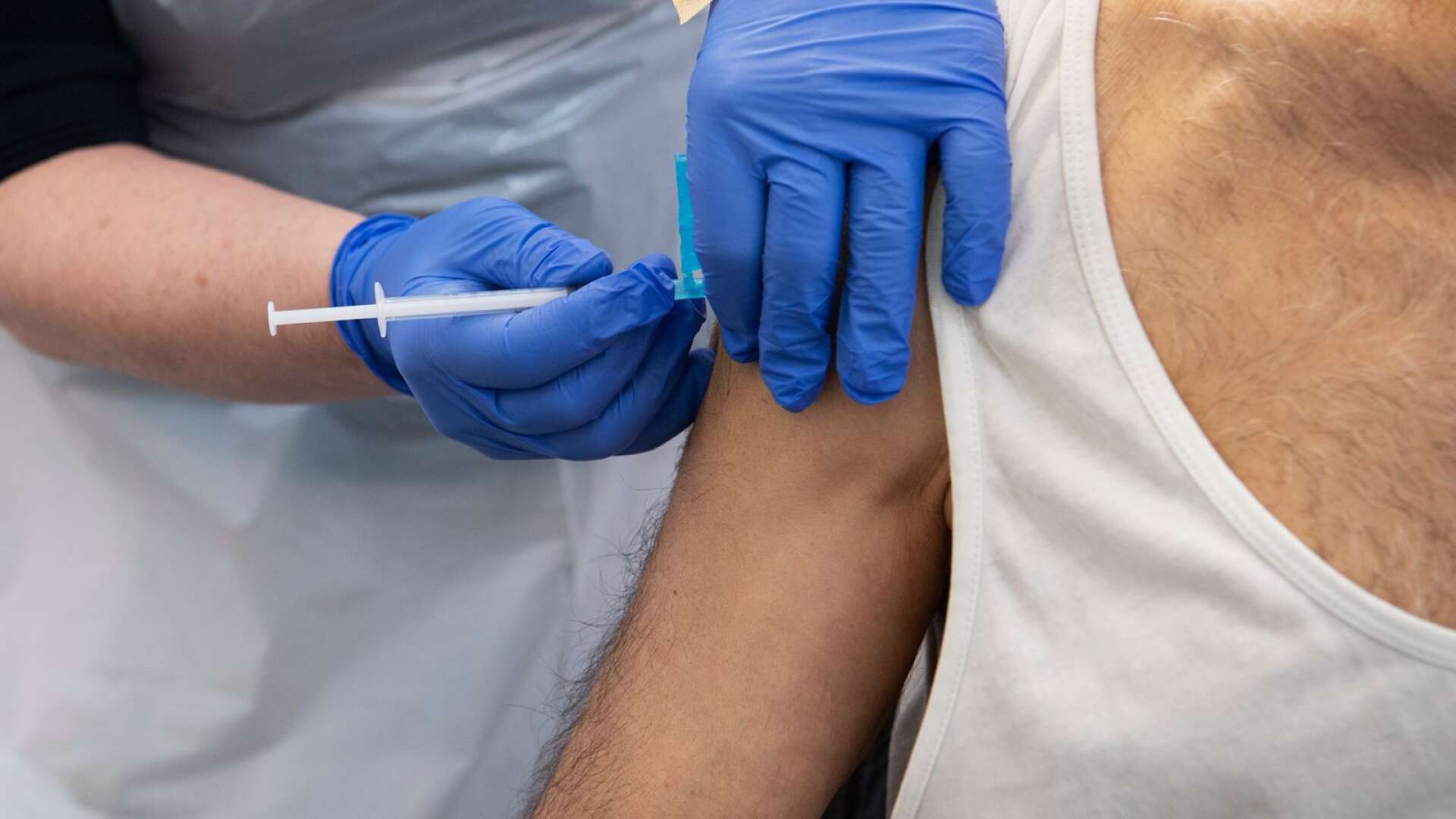 Hur många som blir sjuka av covid och influensa beror på hur många i riskgruperna som vaccinerar sig.