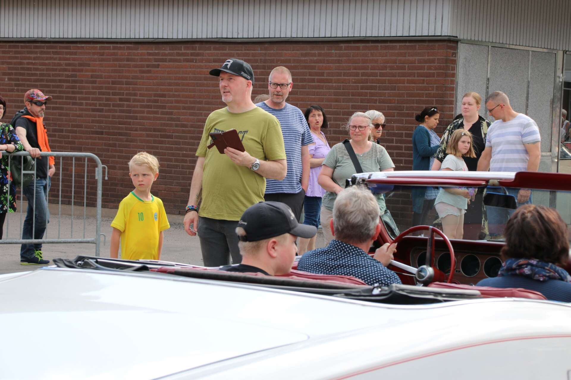 Dagen före nationaldagen är synonymt med cruising och finbilsutställning i Filipstads centrum. I år slogs rekord - aldrig förr har så många bilar radat upp sig längs med Viktoriagatan som också var knökfull med åskådare.