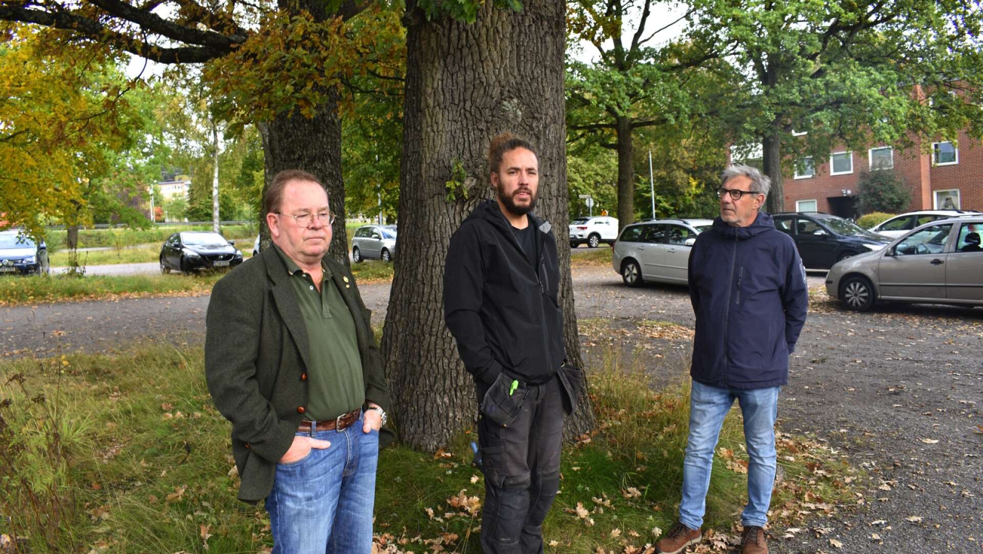 Magnus Rosengren, Björn Ärlandsback och Jan Eriksson är kritiska mot planerna på att bygga höghus på parkeringen vid kulturskolan i Karlskoga.