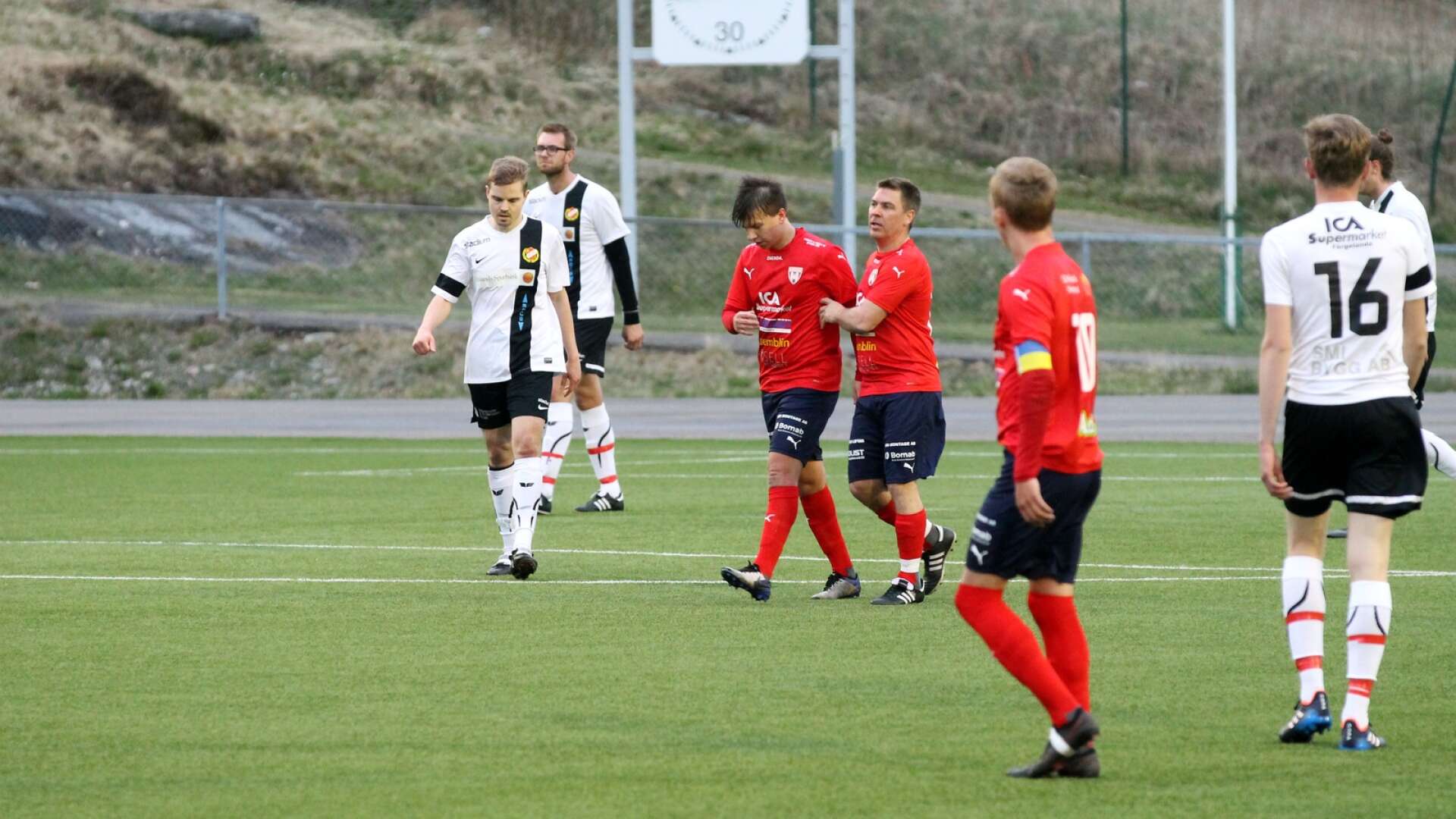 Oscar Enarsson (vänster i mitten) kvitterade sent för Bengtsfors IF och räddade poäng för sitt lag. 
