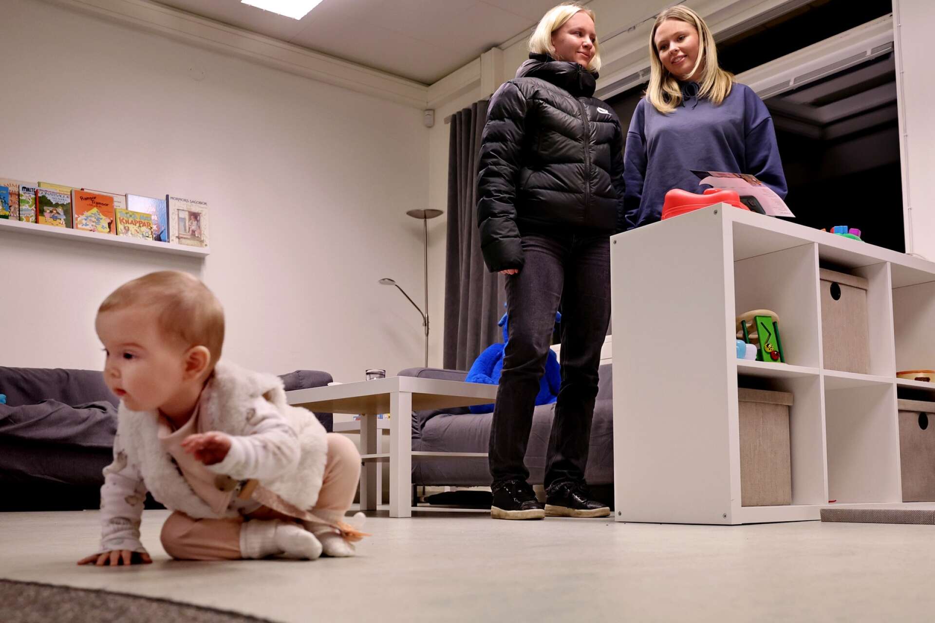 Alma Roos och Tilda Johansson, båda från Larv, är nyfikna på barn och fritidsprogrammet. De blev inte mindre nyfikna när Felicia Pettersson, 8 månader, kröp runt och charmade alla i lokalen. 