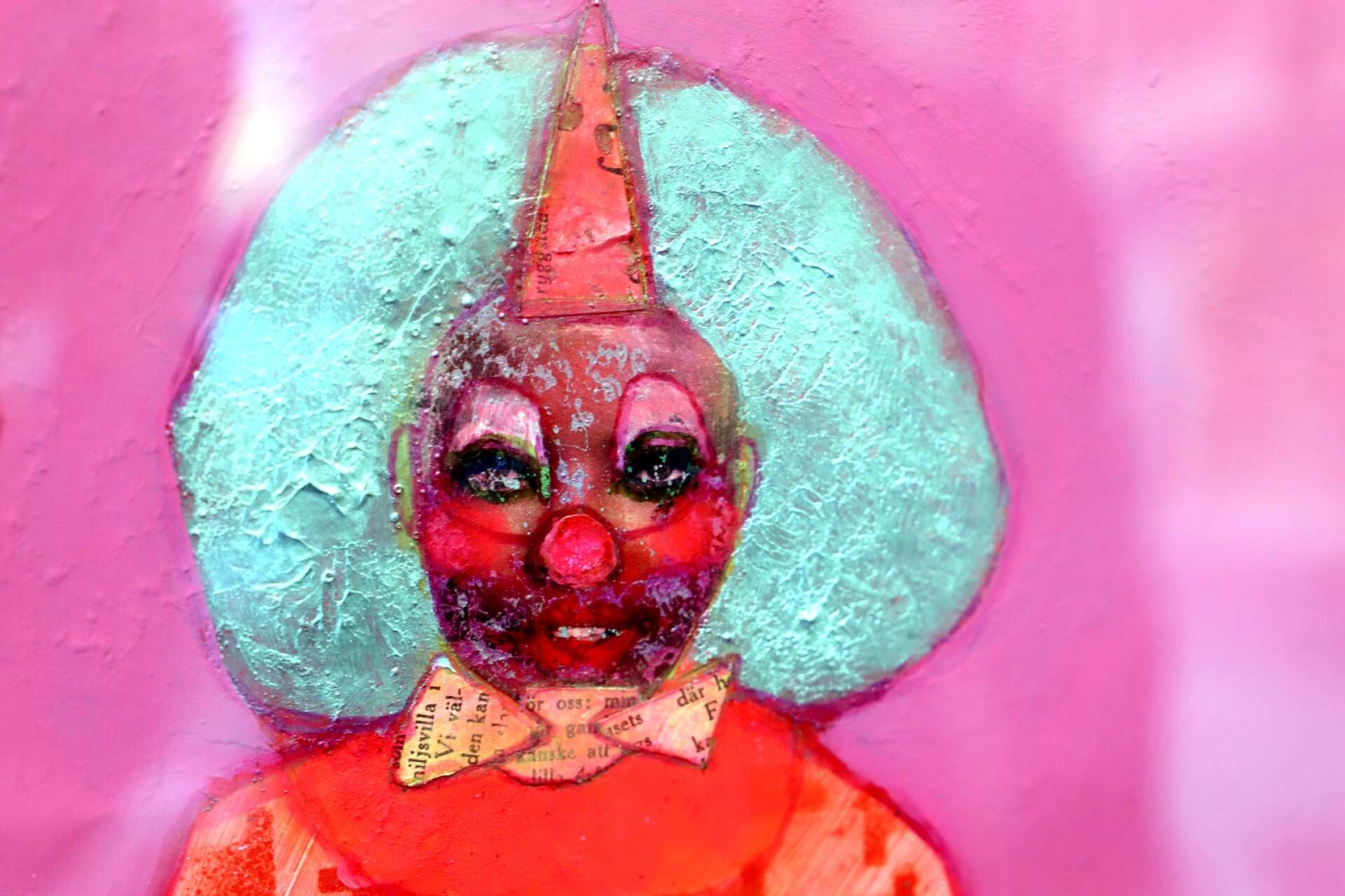 ”Jag tycker mycket om clowner”, säger Sofia Linder, som ofta låter clownerna kliva in i verken.