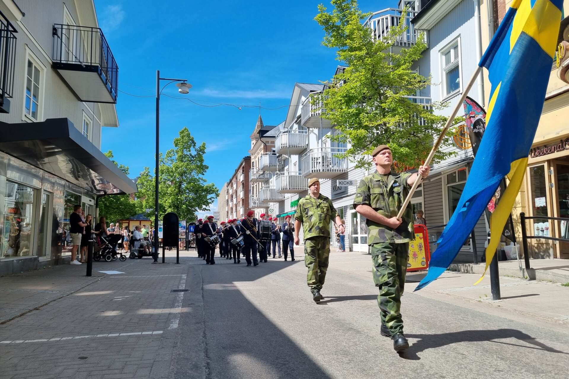 Arvika Stadsmusikkår deltog i flera arrangemang under nationaldagsfirandet i Arvika. Här marscherar man mot Sågudden från torget under eftermiddagen. Man deltog även senare i samband med firandet i Trefaldighetskyrkan.
