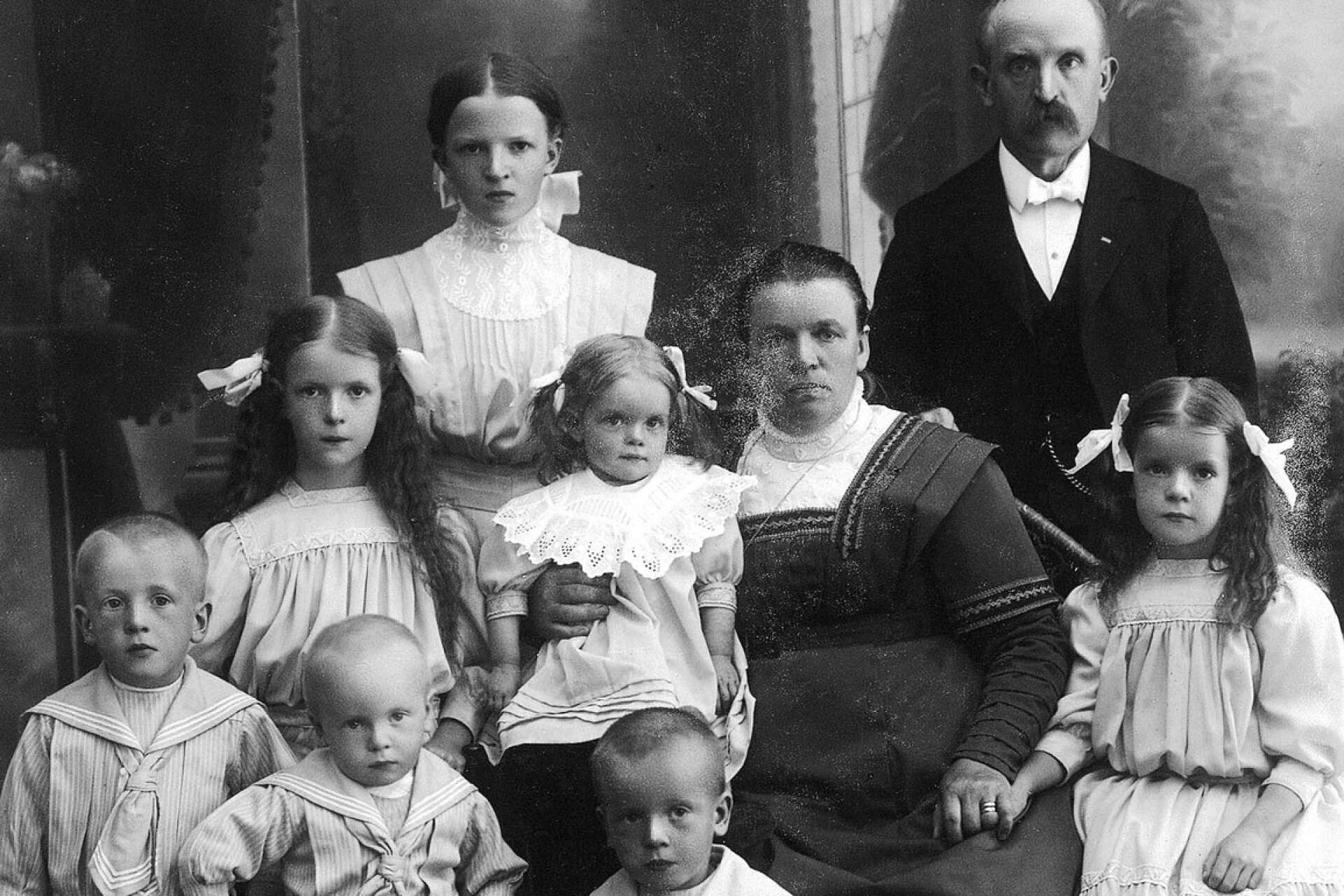Johan Peterson och hans Matilda begåvades mellan 1896 och 1909 med sju barn, tre pojkar och fyra flickor. Bild från 1911.