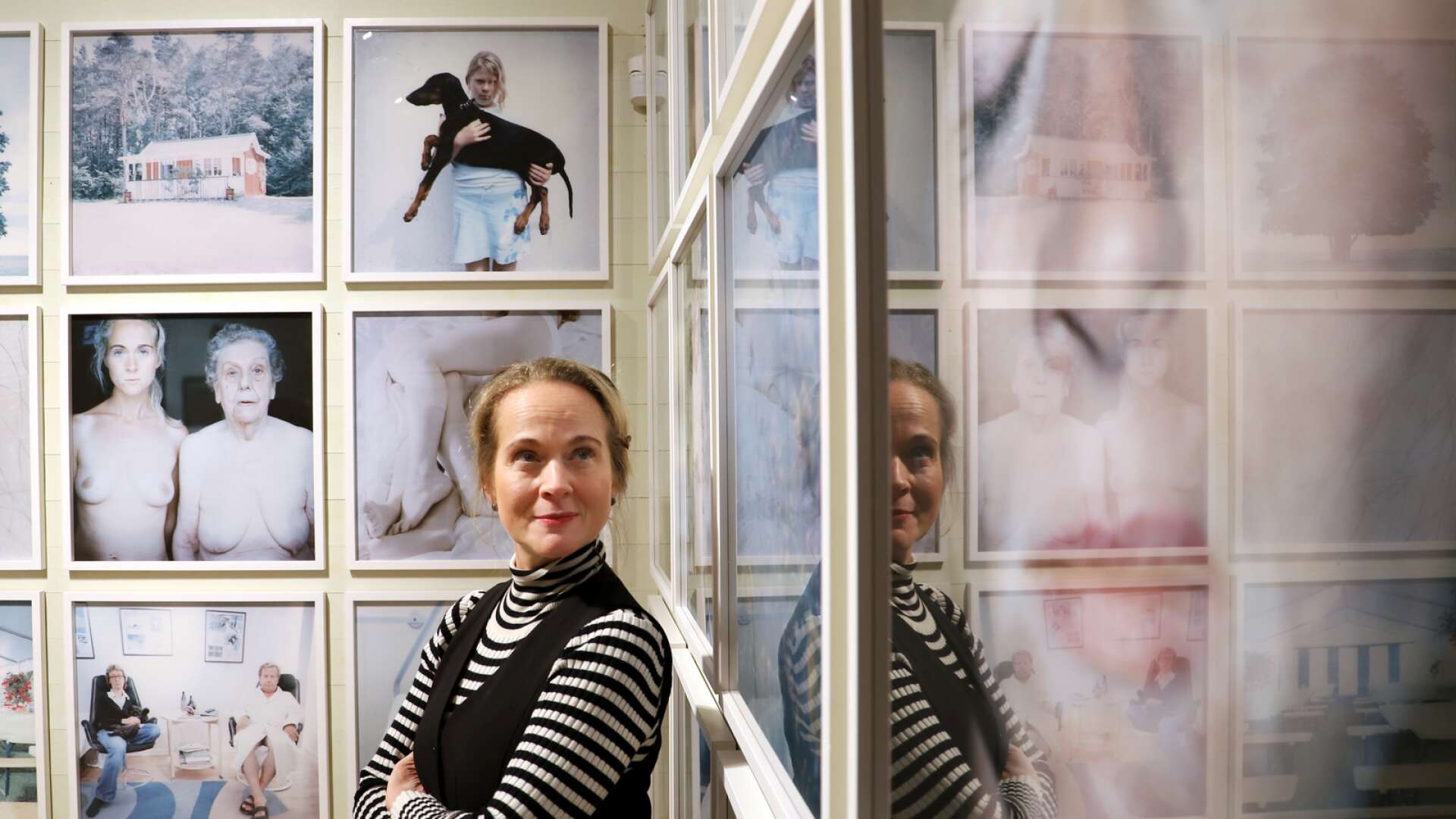 Fotografen Anna Clarén ställer ut på Värmlands museum och visar sina utforskningar av familjeliv och relationer i utställningen Need to be needed. Den invigs under fredagen och visas till den 10 september.
