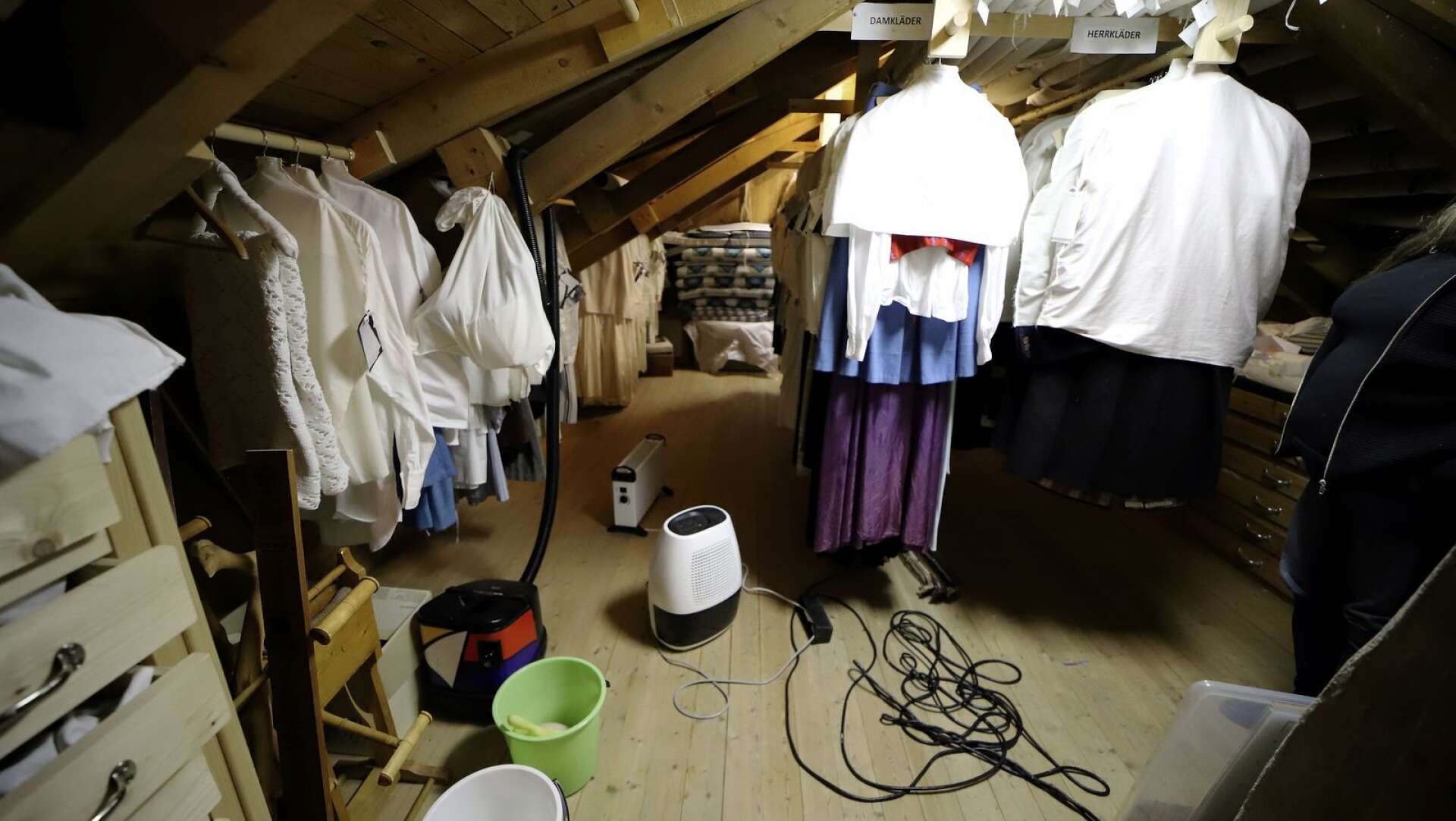 På vinden i gula vandrarhemmet förvaras kläder och tyger, en del av de kulturarv som Bengtsforstraktens hembygdsförening förvaltar.