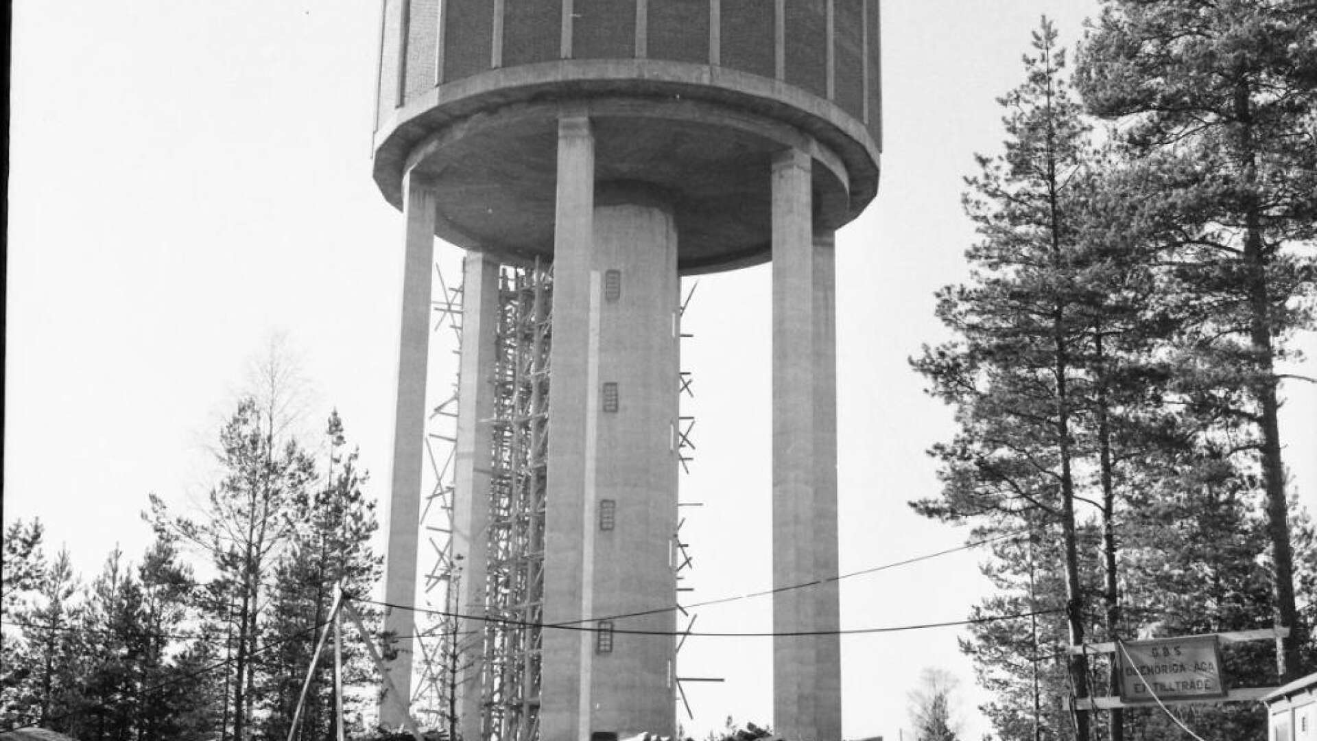 Vattentornet är på plats och bara en liten del av träkonstruktionen som omgett bygget återstår att riva. Det är en bit in på 1959 och snart skall reservoaren fyllas för första gången.