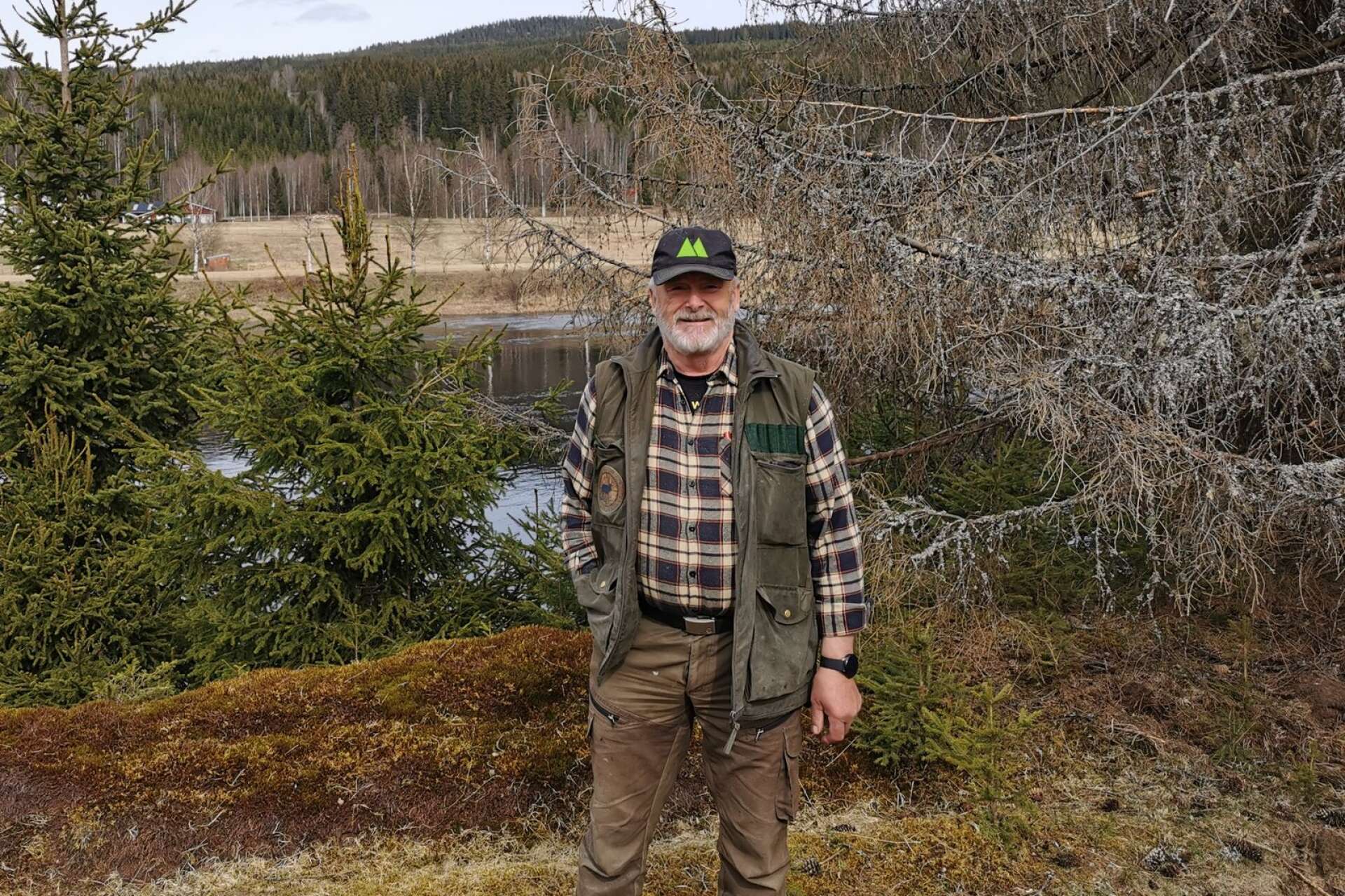 Hans Nordberg i Båtstad i Nordvärmland tycker det är oförsvarligt att länsstyrelsens besked om skyddad skog dröjer och ger barkborren försprång.
