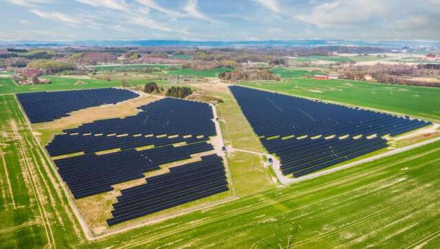 Rabbalshede kraft vill bygga solcellspark i Fridene, Hjo kommun. Bild på en annan solcellsanläggning. 
