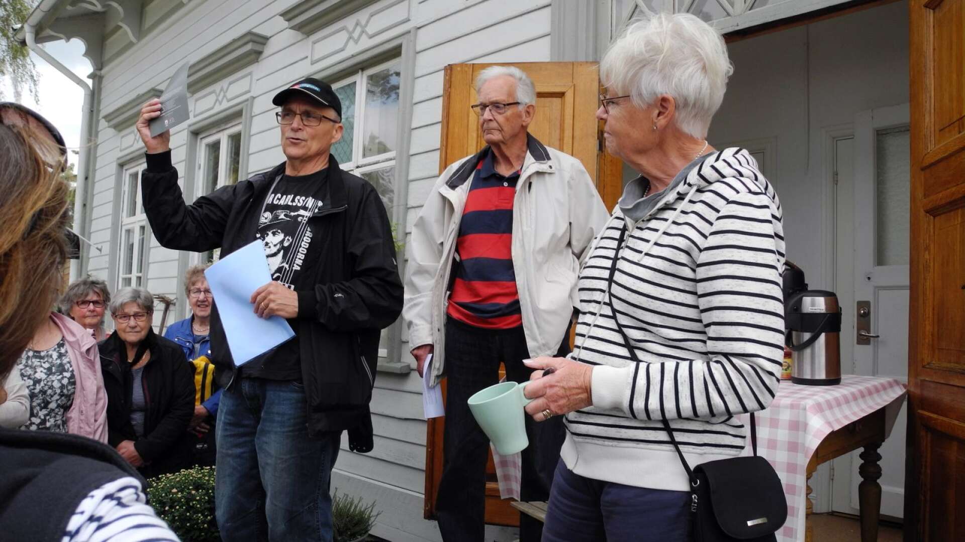 Sven Albinsson och Anna-Stina Bäckström hälsar välkomna till Landsbygdsveckan och dagens guidade tur med Lars Lundin (mitten).