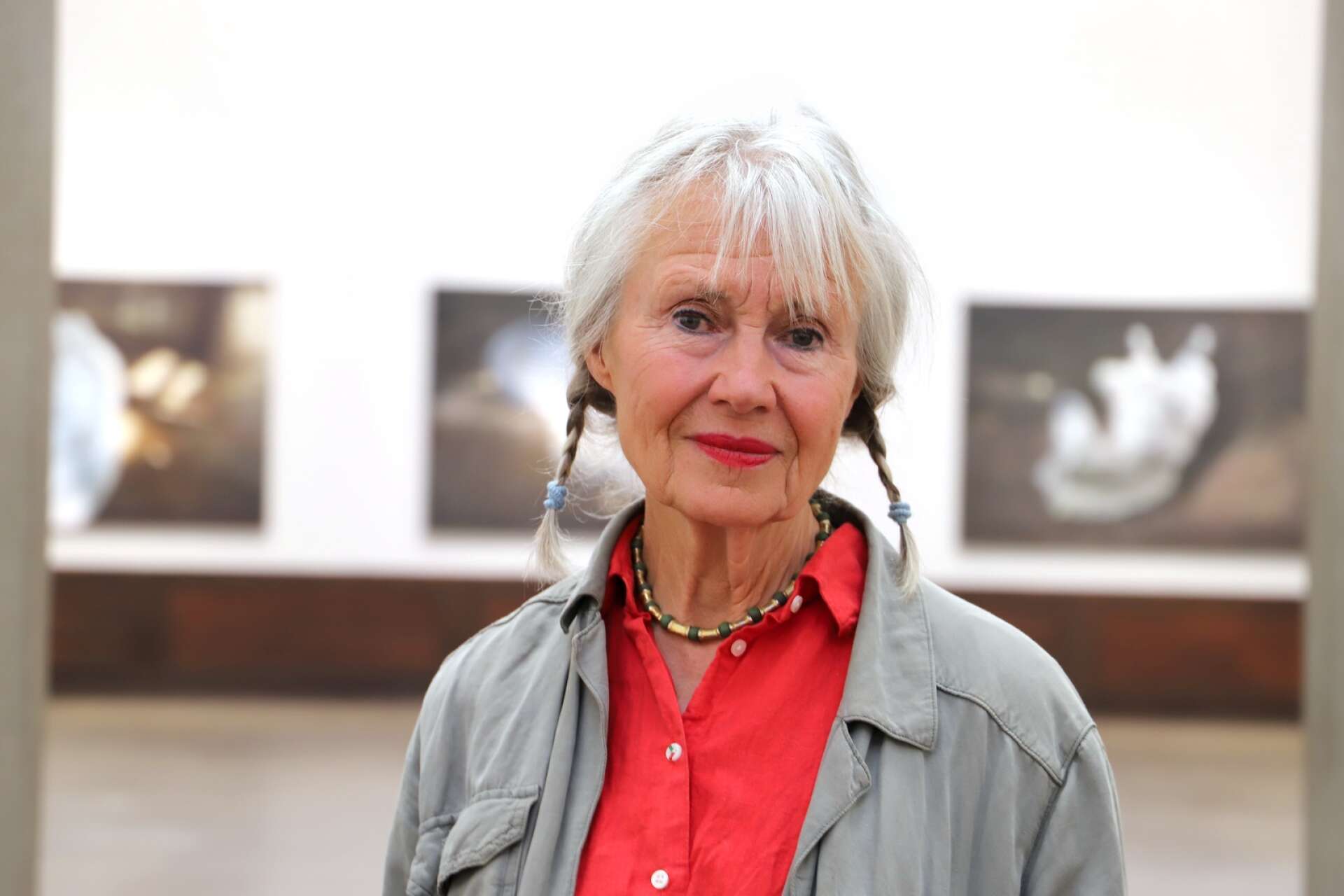 Karin Broos ställer ut på Liljevalchs i Stockholm, men på onsdagskvällen den 23 augusti gästar hon även Värmlands museum, för ett konstnärssamtal.