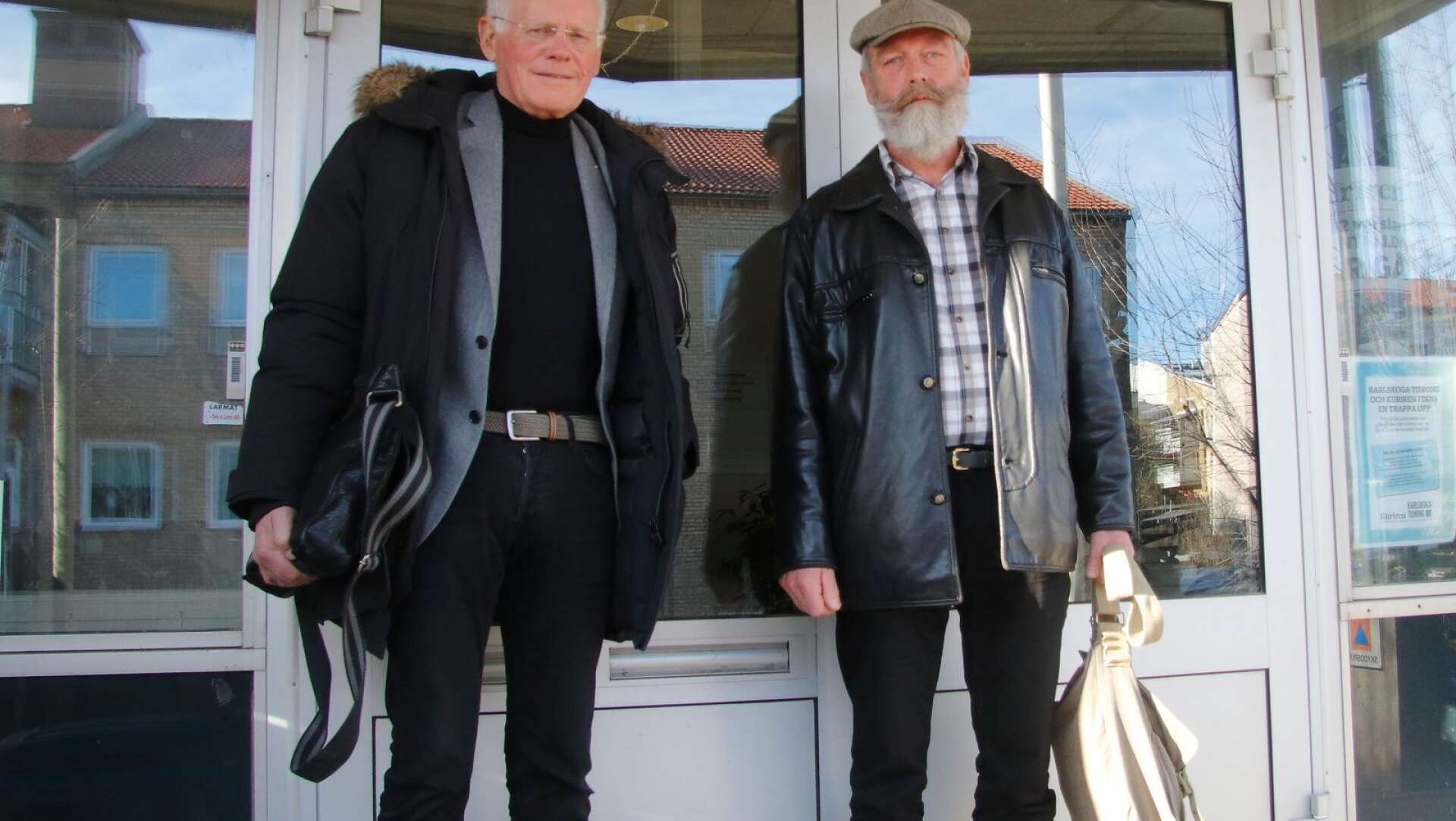 Alf Rosberg (M) och Ingvar Eriksson (V) är kritiska till hur länsklinikerna fungerar och hur det drabbar Karlskoga lasarett.