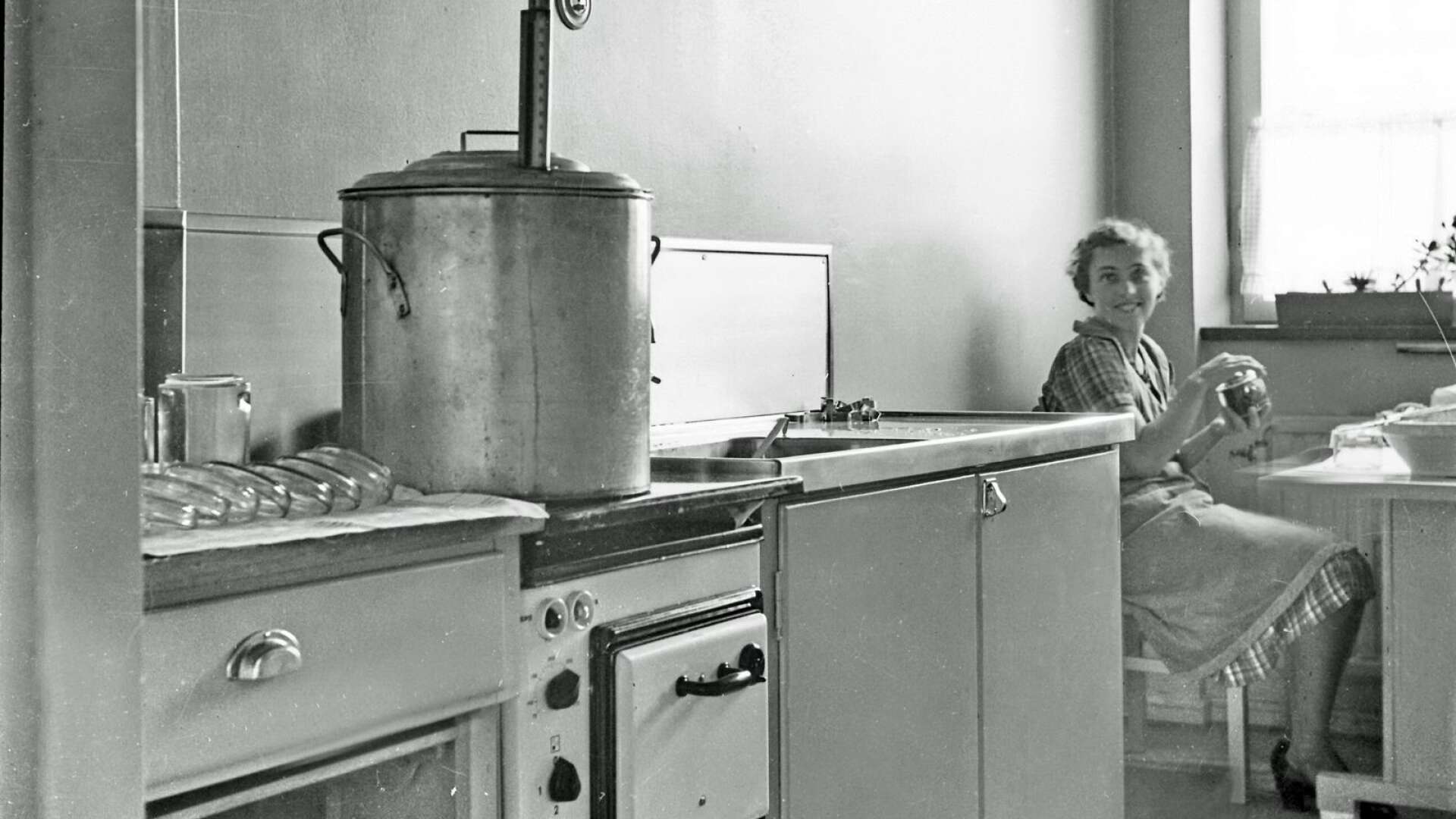 Sparbankshuset bjöd på många moderniteter när det byggdes 1939. Alla kök hade till exempel en modern spis. Ovanpå spisen se i detta fall en apparat som dåtidens husmödrar kunde hantera. Det är en konserveringsapparat.