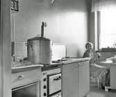 Sparbankshuset bjöd på många moderniteter när det byggdes 1939. Alla kök hade till exempel en modern spis. Ovanpå spisen se i detta fall en apparat som dåtidens husmödrar kunde hantera. Det är en konserveringsapparat.