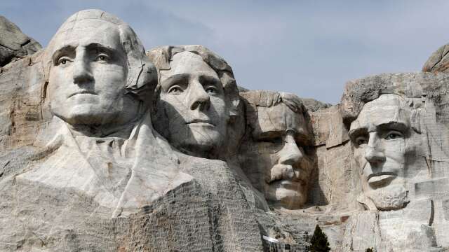 Mount Rushmore som ligger i Keystone, South Dakota skapades till minnet av de första 150 åren i USA:s historia. Presidenterna som avbildats är från vänster: George Washington, Thomas Jefferson, Theodore Roosevelt och Abraham Lincoln.