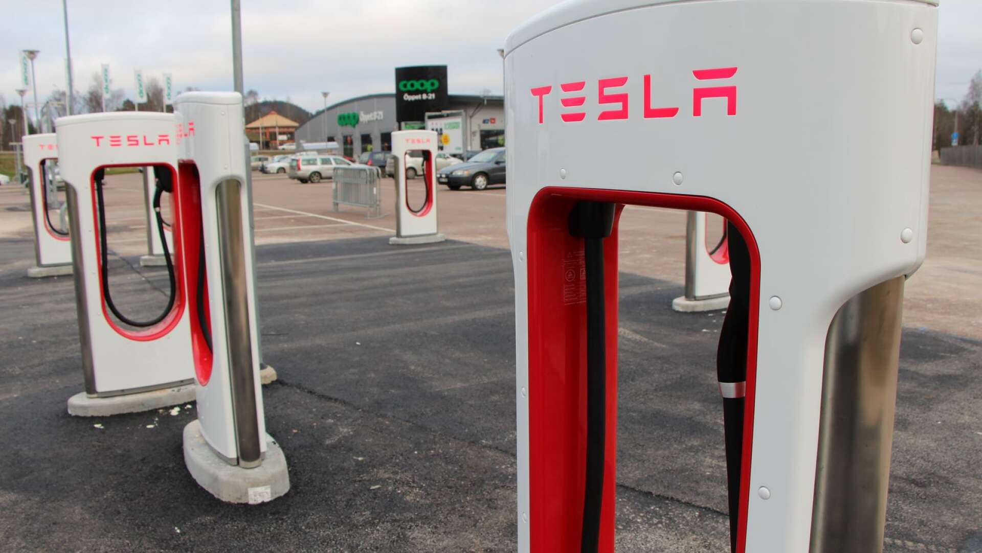 Vid Coop i Torsby har Tesla satt upp åtta supercharger laddstationer som inom kort kommer att tas i bruk.