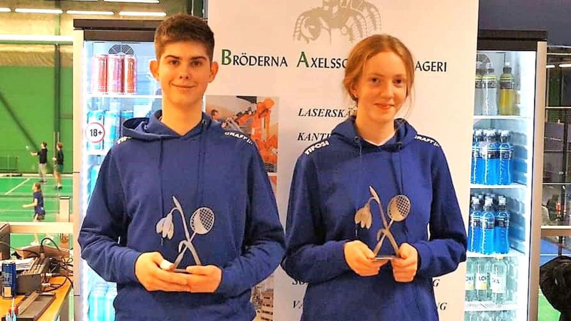 Åmintons lovande ungdomar Alvin Malmsköld och Majken Eriksson tog hem flera medaljer i badmintontävlingen Snödroppen i Karlskoga. I mixeddubbel, i klassen U15, stod de som segrare.