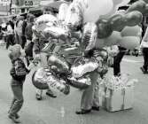 Ibland kunde det vara svårt för ballongförsäljaren att hålla ögonkontakt med kunden, som dessutom kanske hade valt en speciell bland alla ballonger. Bilden är från marknaden 1982. 