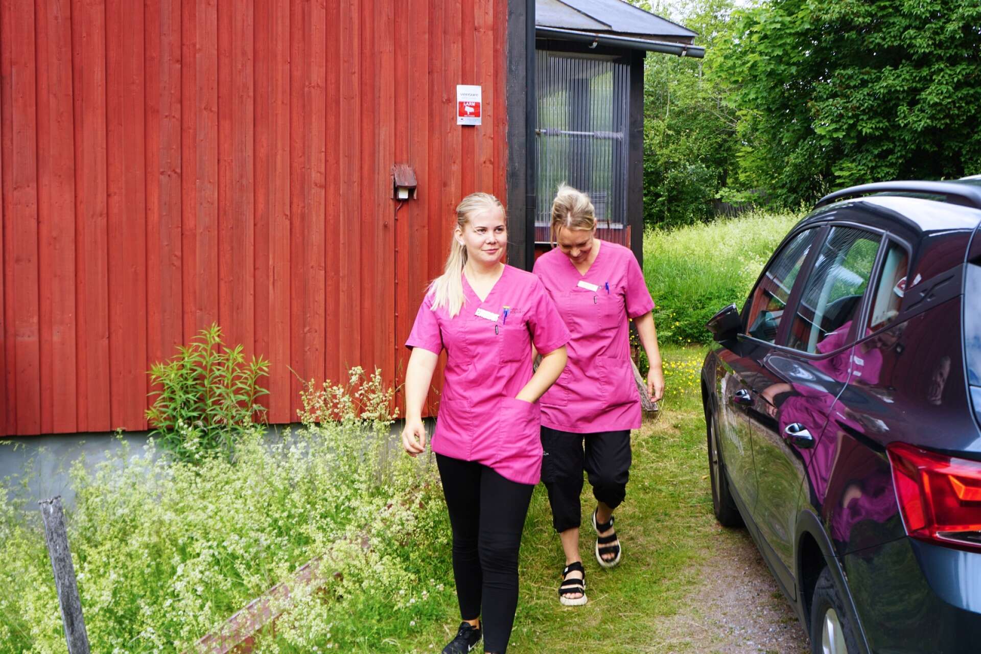 Både Lovisa Sveder och Anna Lind trivs bra med sina jobb i hemtjänsten, men slår fast att vissa saker kan bli bättre. 