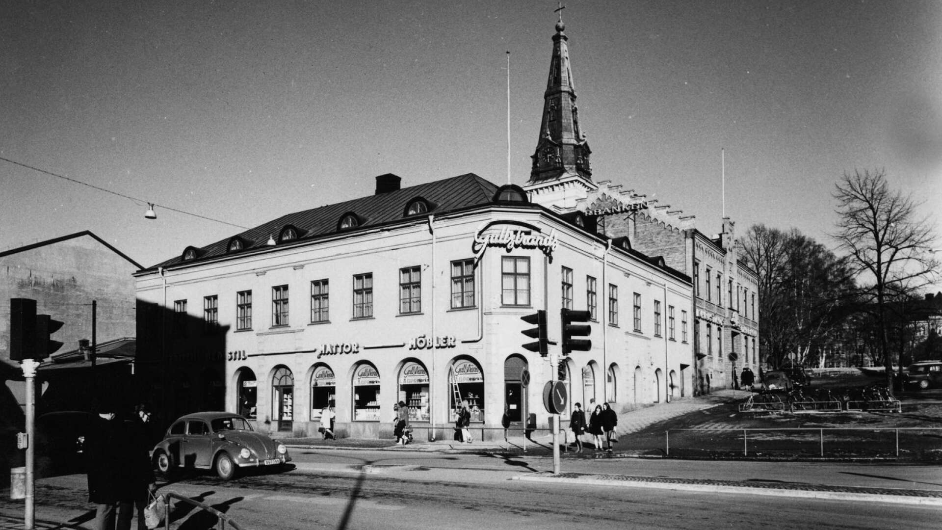 Kyrkbacken 1969 i korsningen mellan Östra torggatan och Kungsgatan.