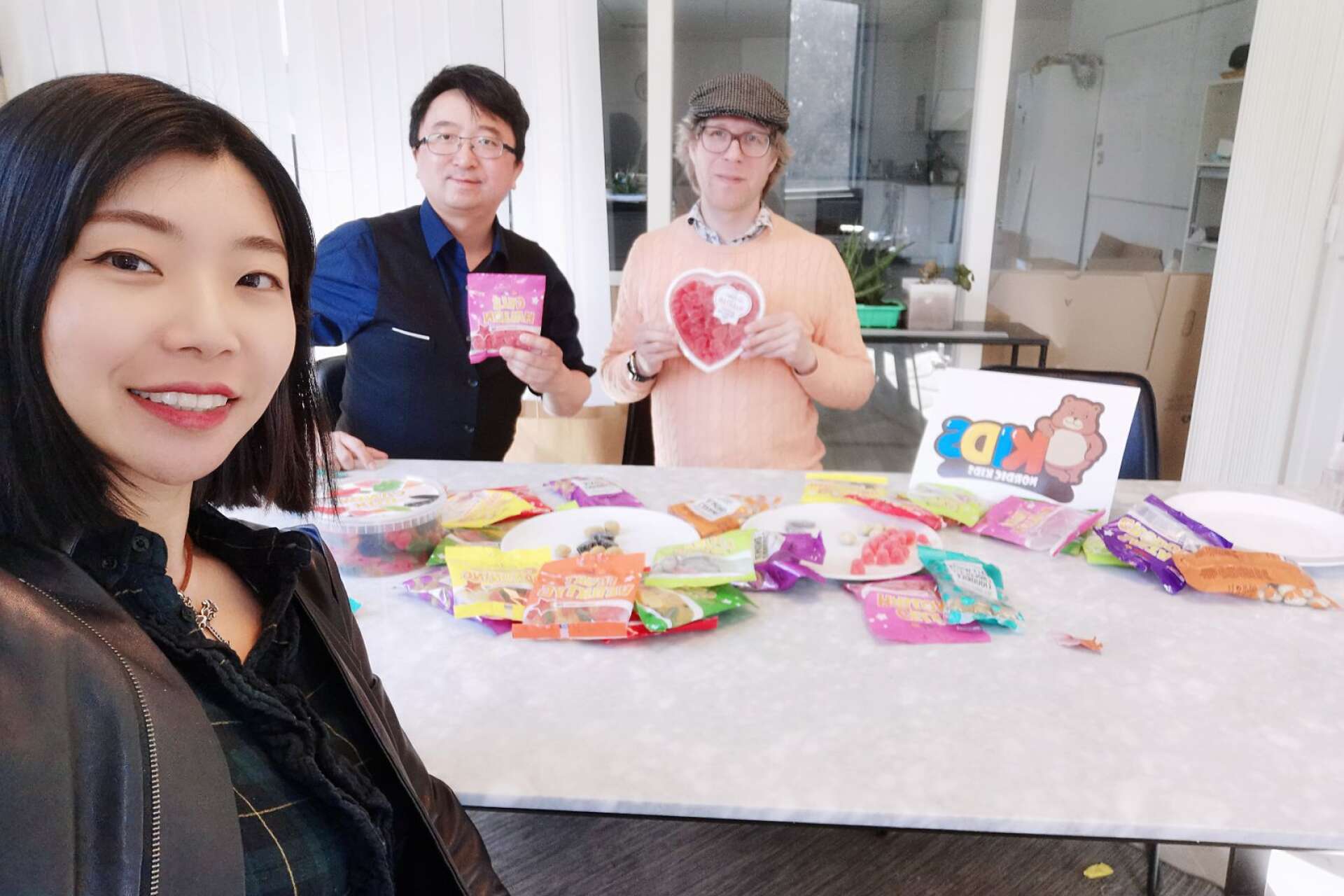 Sarah Shen, Lei Huang och Johan Asplund som genom märket Nordic kids agerar mellanhand åt Dals Konfektyr på den kinesiska marknaden.