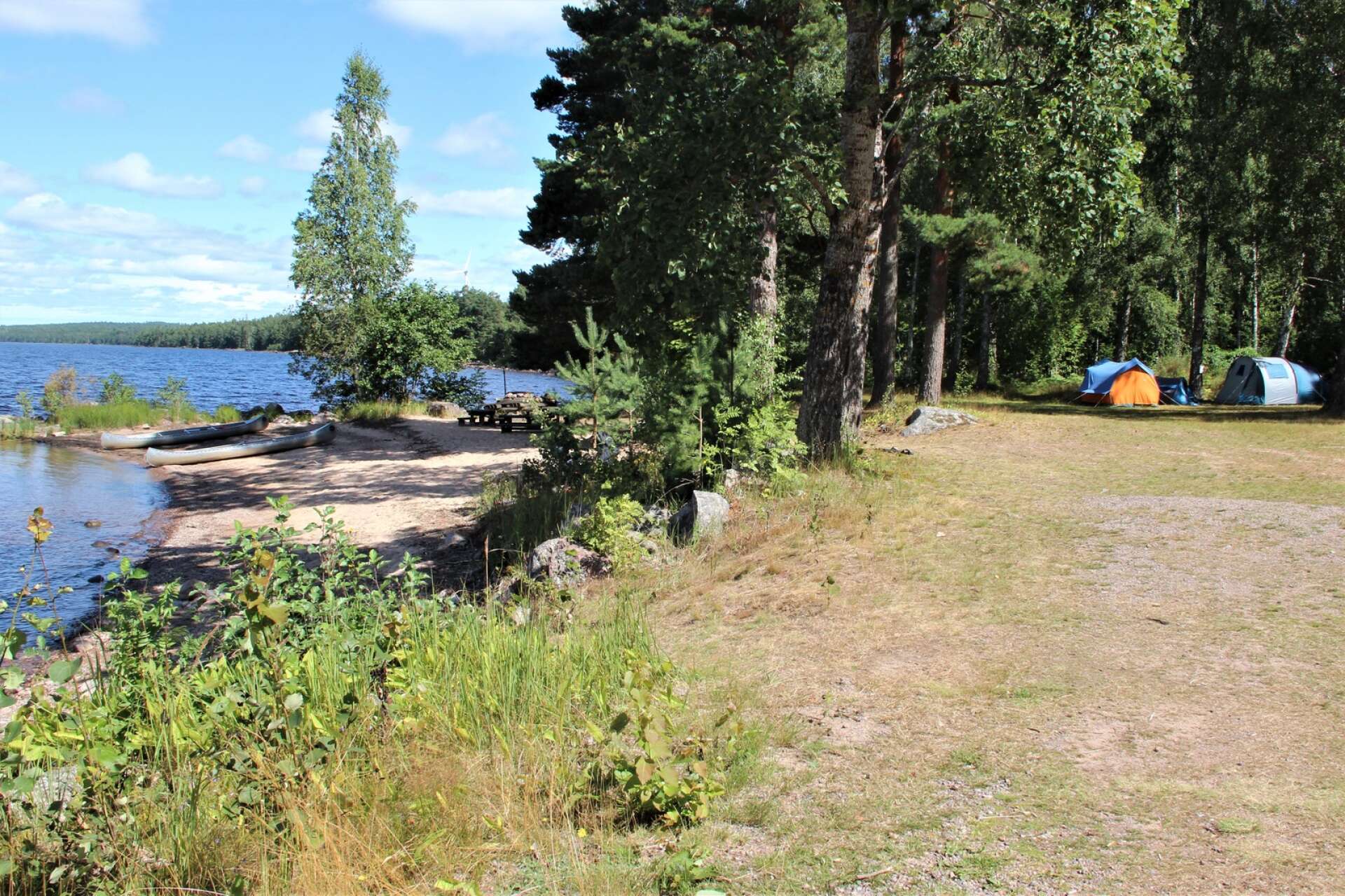Barn och ungdomar trivs på lägret vid Skagerns strand, där det inbjuder till bad och kanoting. 