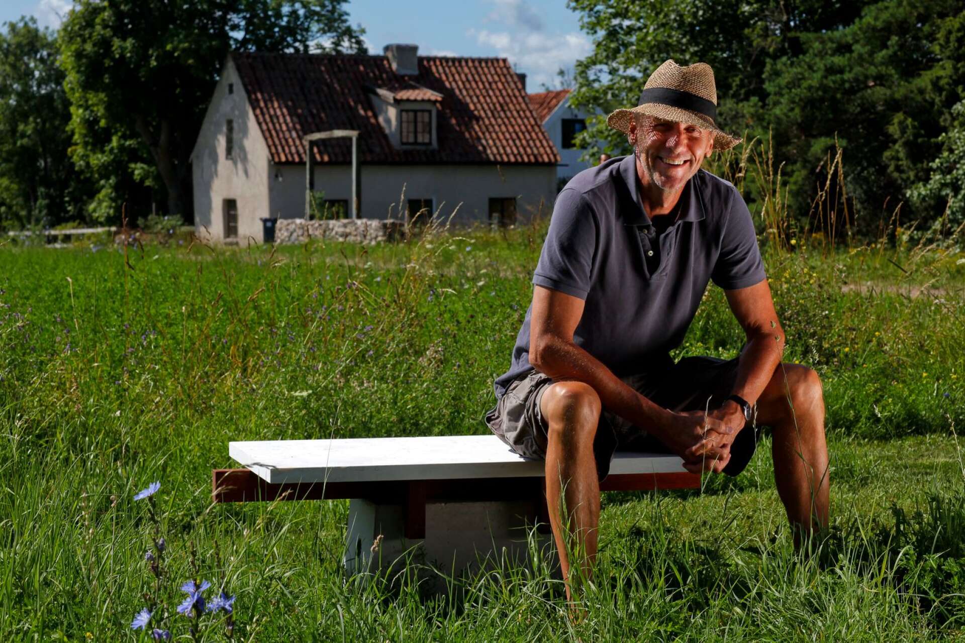 Författaren Håkan Nesser bor på Gotland och har skrivit böcker som sålt i 20 miljoner exemplar.