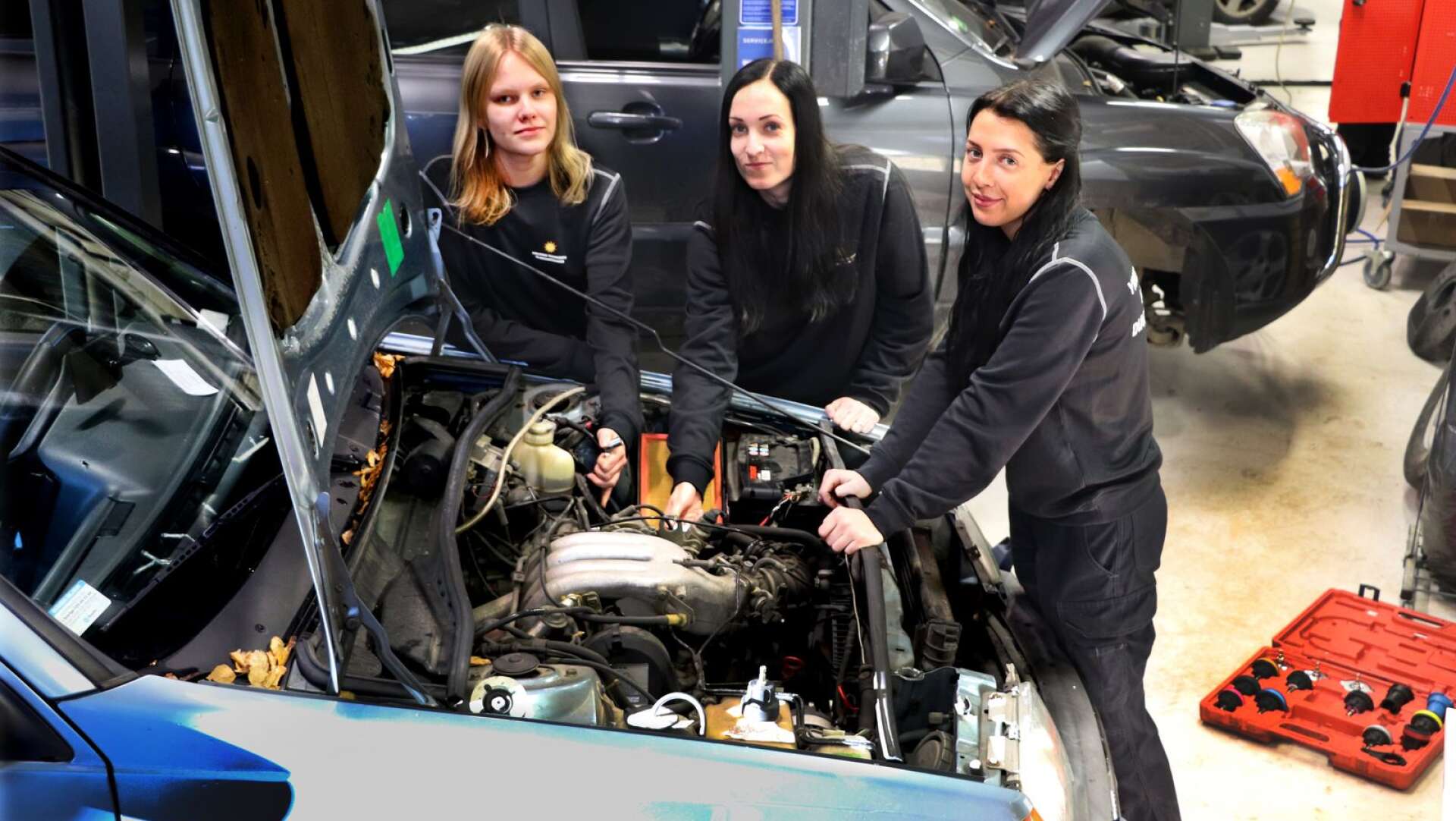 Sophia Slättersjö, Antonia Gustafsson och Ida Hedin utbildar sig till diagnostekniker inom motorbranschen. Arbetsmarknaden är mycket ljus.