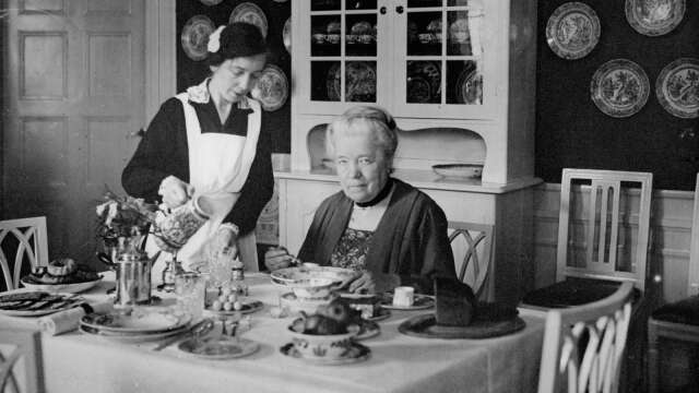 Författaren Selma Lagerlöf vid sitt matbord på Mårbacka, 1935.