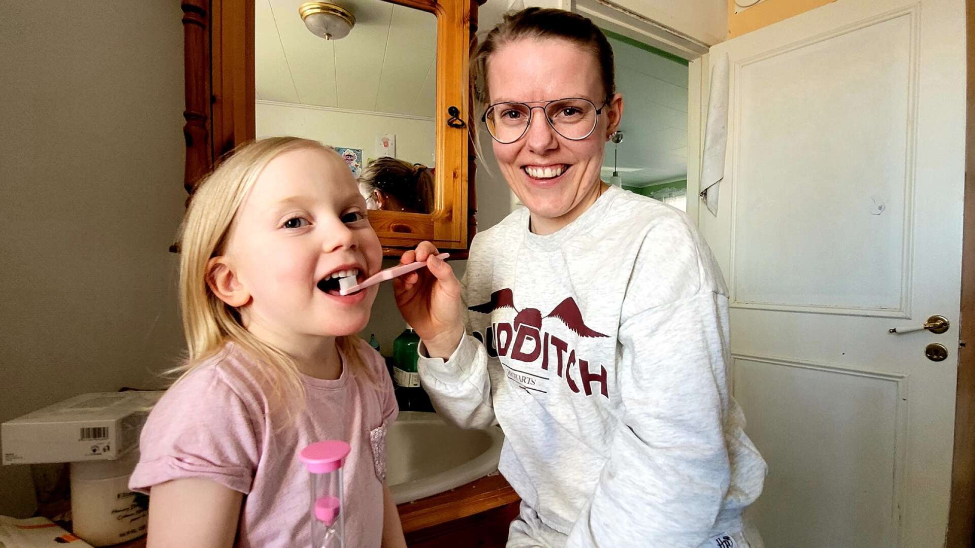 Rena tänder. Nikolinas ena dotter Alicia har inget emot att få sina gaddar rena.