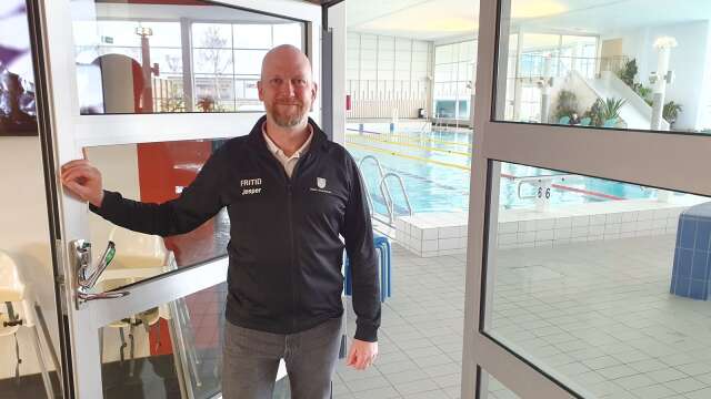 Fritidschef Jesper Svensson har beslutat att badhuset ska öppnas tillfälligt under perioder av ihållande dåligt väder i sommar.