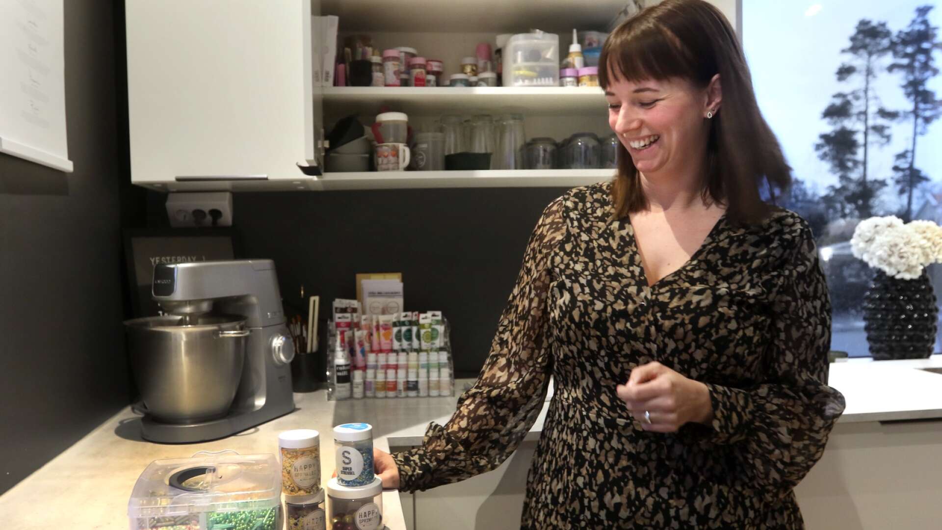 Mikaela Wedin, 29, i Mariestad driver företaget Mikaelaas kitchen vid sidan om arbetet som förskolelärare. Tyllar, bakformar och bakmaskin är hennes viktigaste redskap i köket.