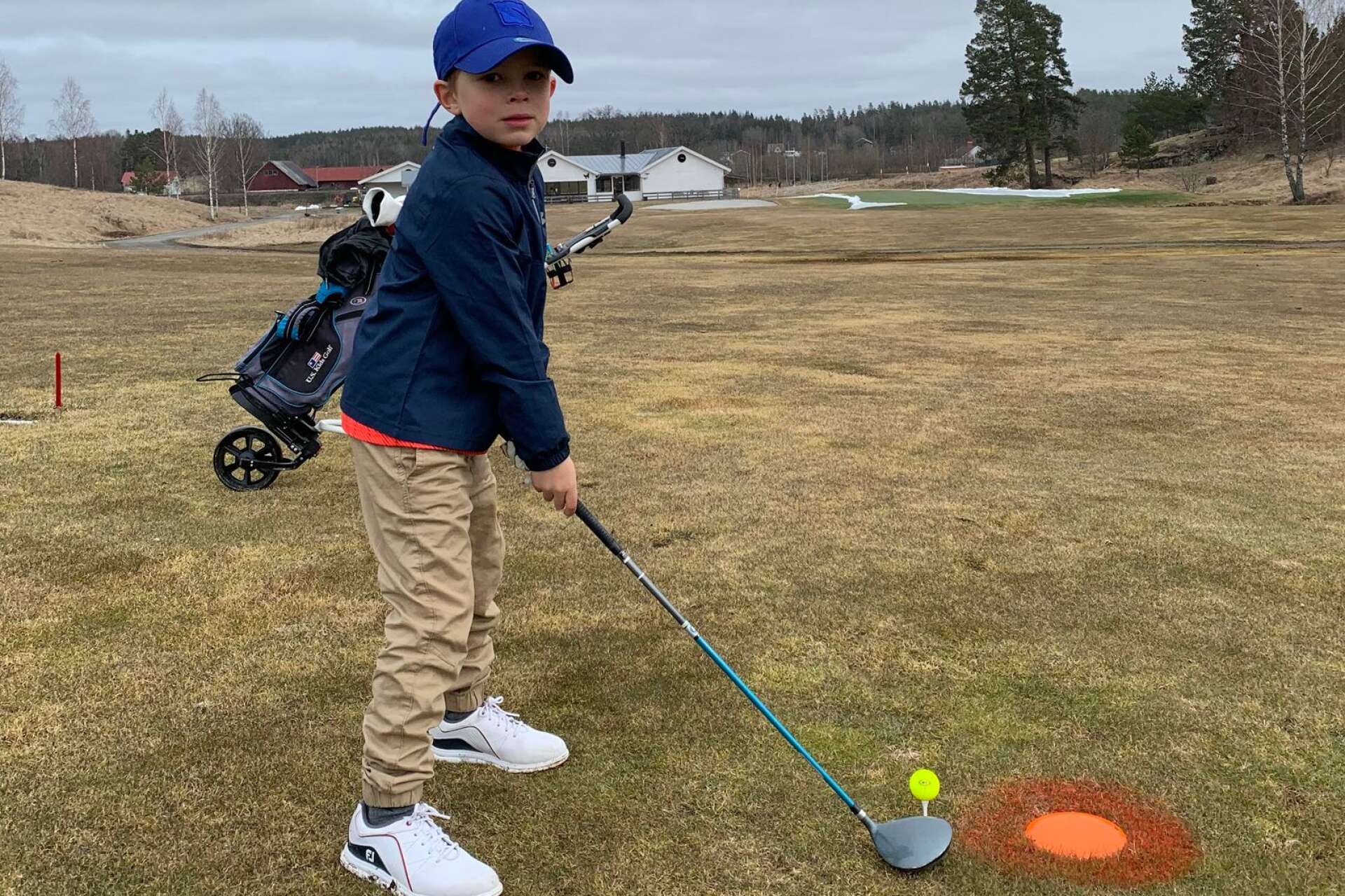 Femårige Felix André från Karlstad älskar golf. Nu får han och de yngsta äntligen en egen bana, integrerad med den stora. På torsdag öppnar den på Bryngfjordens GK.