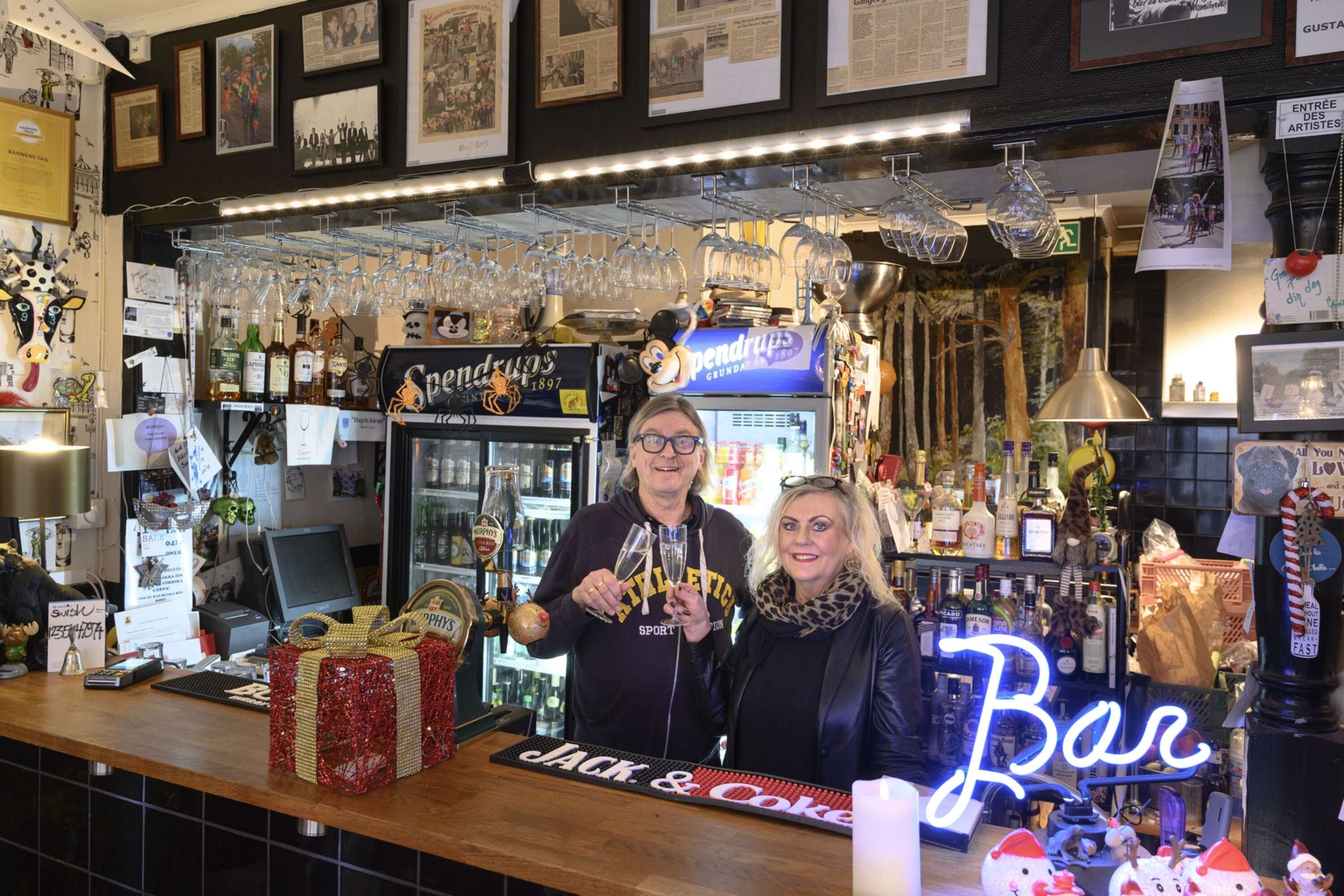 Stamkunder flockas på Lars-Ove och Yvonne Hagells  Bar Titt-Inn på fredagarna. Andra veckodagar fungerar baren som en förlängning av deras hem.