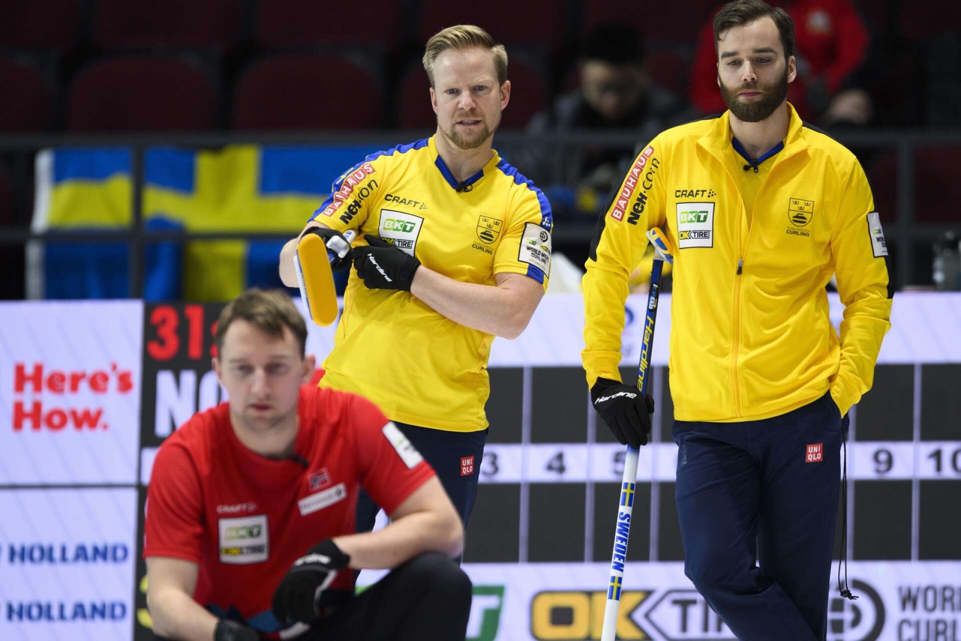 Skippern Niklas Edin och  Oskar Eriksson begrundar nästa sten under senaste VM-turneringen i Ottawa, Kanada.