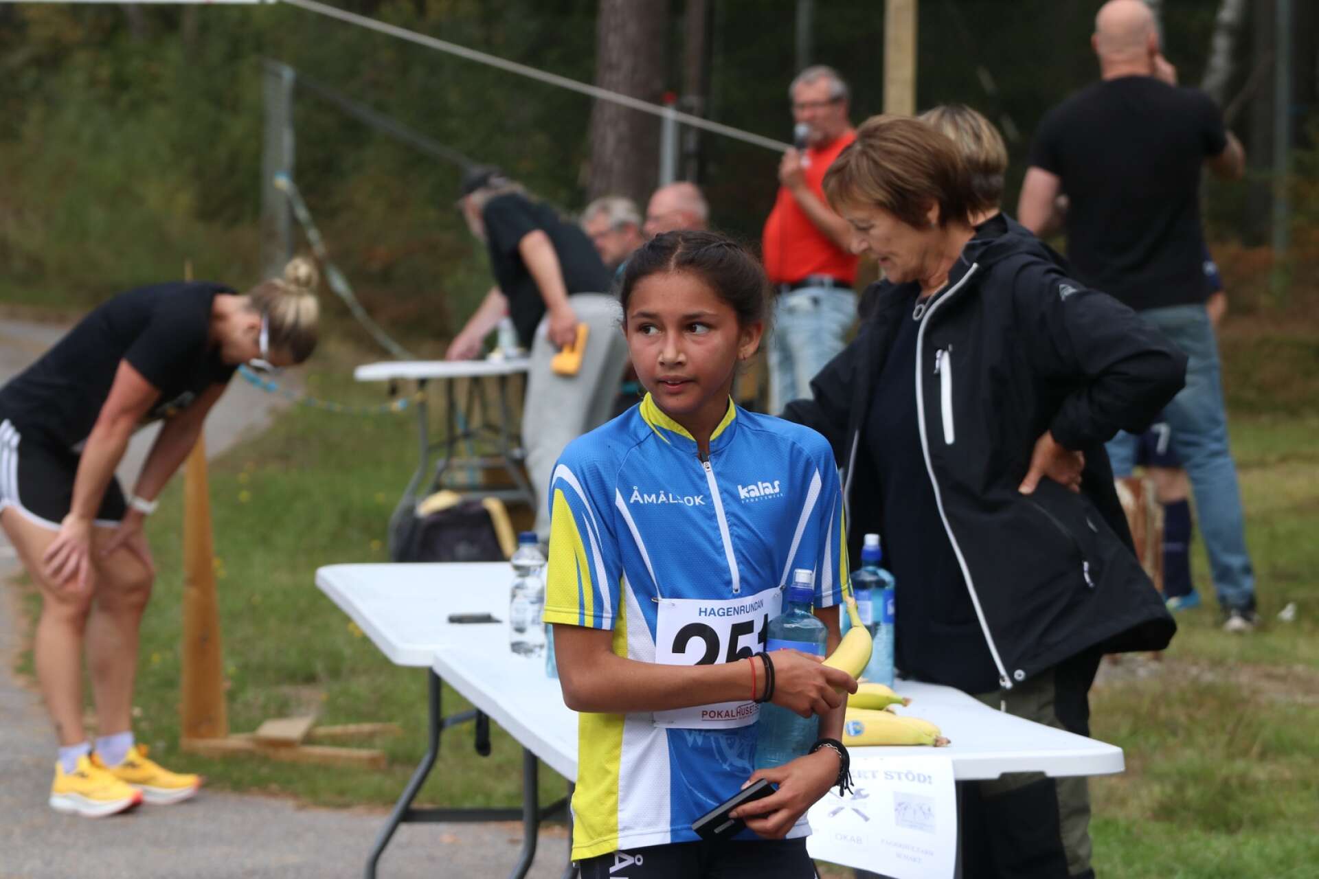Elin Reuter, närmast, vann damernas 7,6-kilometerslopp. Elin Porath som pustar ut bakom kom tvåa.