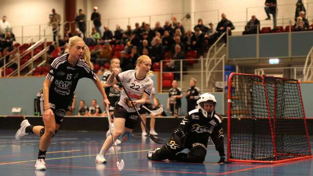 Åmål/Billingsfors Linn Larsson jagar bollen i kamp med Filipstads Emma Hultgren.