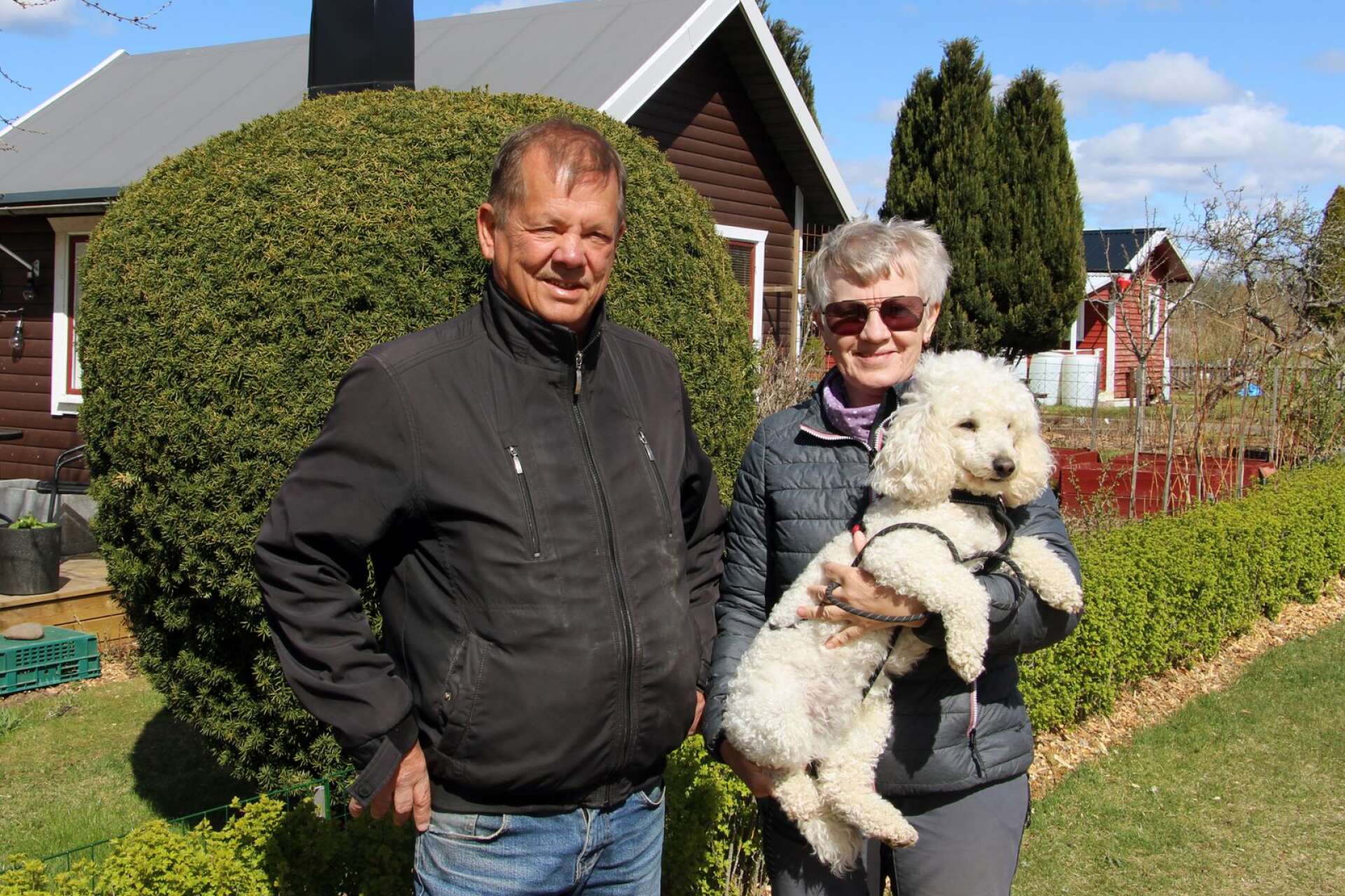 Christer Fahlgren och Elisabeth Fahlgren trivs i koloniområdet liksom hunden Malte. De delar sin stuga med sonen Jimmy.