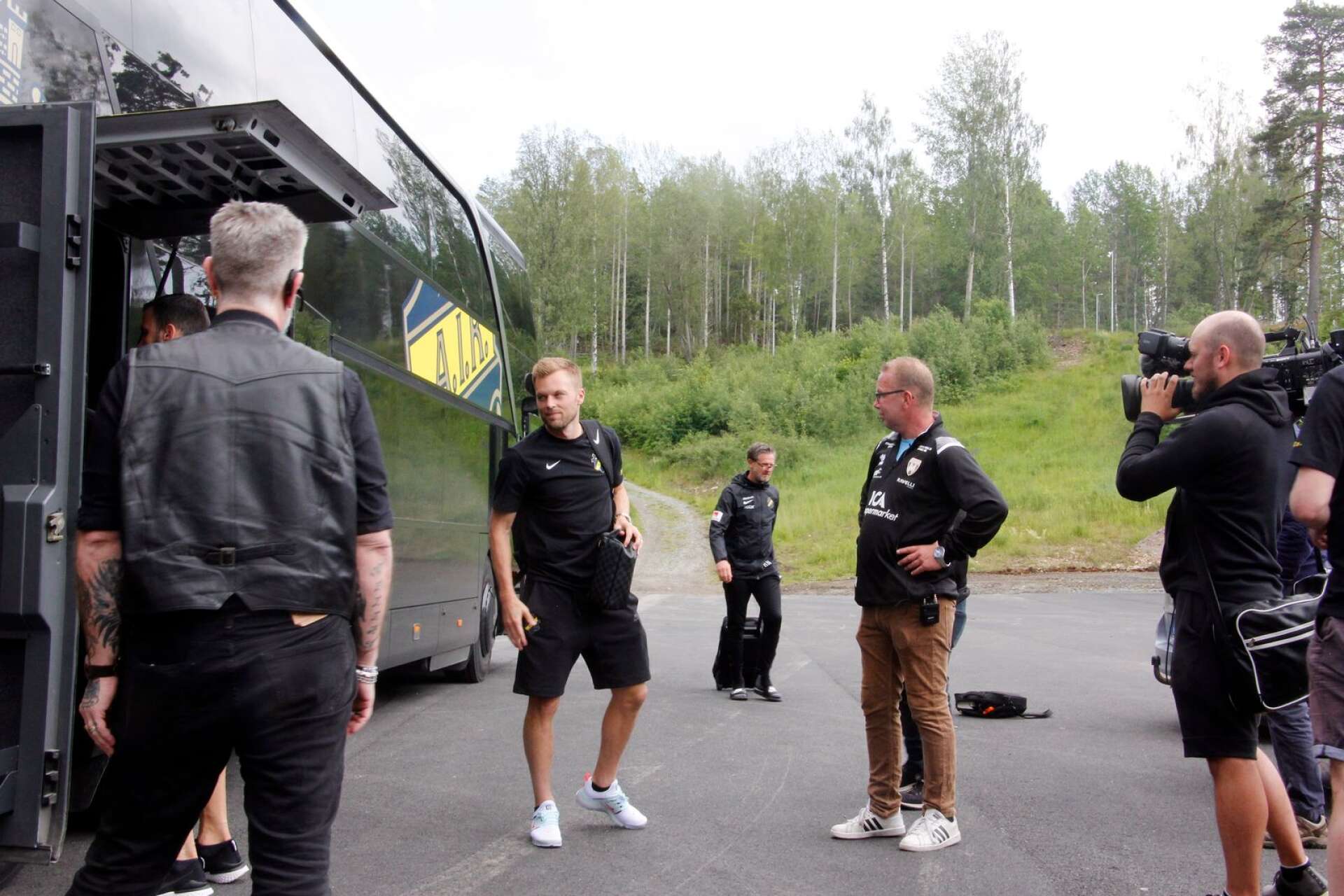 AIK anlände till Långevi IP i buss direkt från Solna. Storstjärnan och landslagsmittfältaren Sebastian Larsson var en av dem som var på plats.