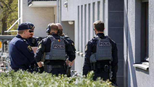 Flera instanser från polisen har varit på plats vid fastigheten i centrala Karlstad.