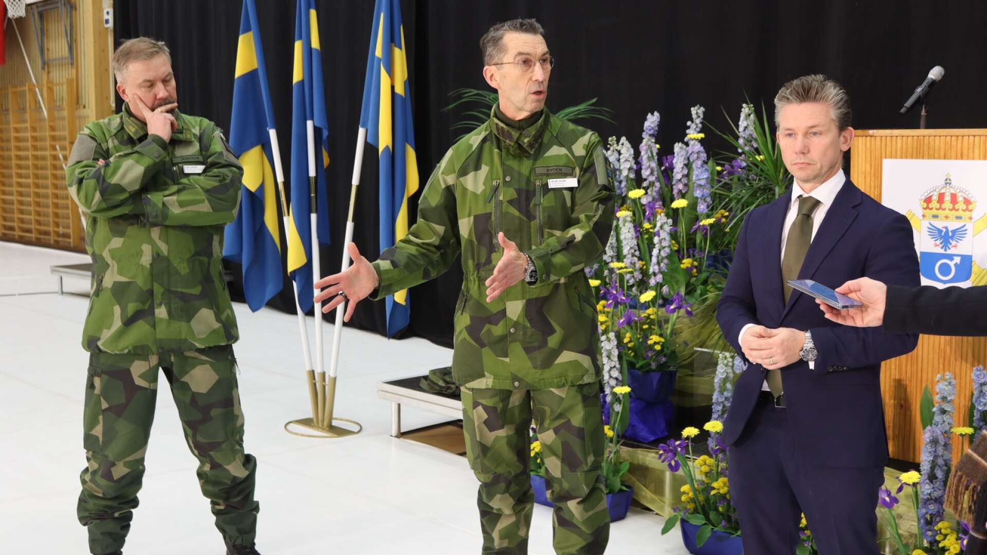 Regementschef Lars O Jonsson, ÖB Micael Bydén och försvarsminister Pål Jonsson mötte pressen efter invigningsceremonin.