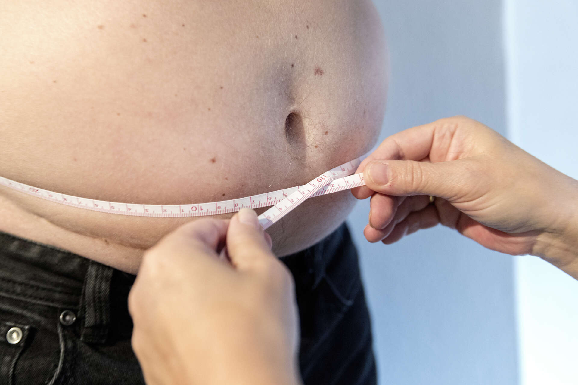 Män med övervikt när de mönstrade i tonåren hade ökad risk att få svår covid-19, visar en stor svensk studie. Arkivbild.
